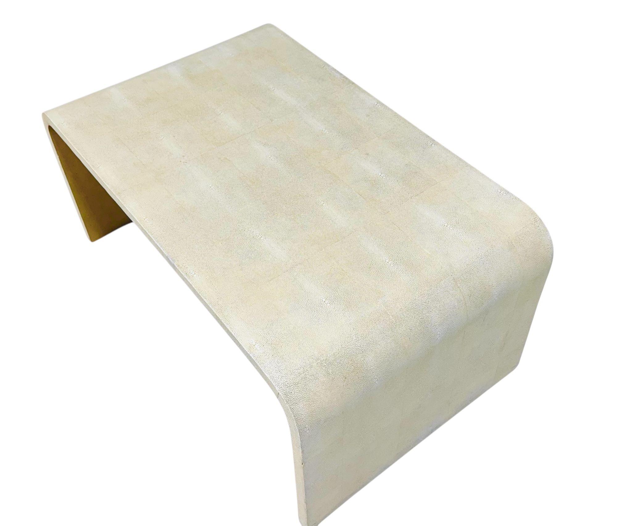 Rare table basse en cascade en galuchat naturel de Karl Springer, 1980 Bon état - En vente à Chicago, IL