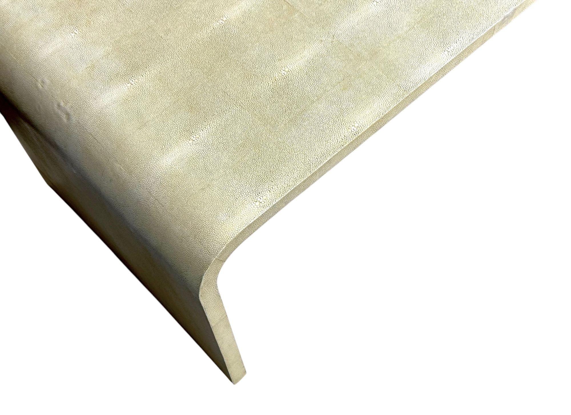 Fin du 20e siècle Rare table basse en cascade en galuchat naturel de Karl Springer, 1980 en vente