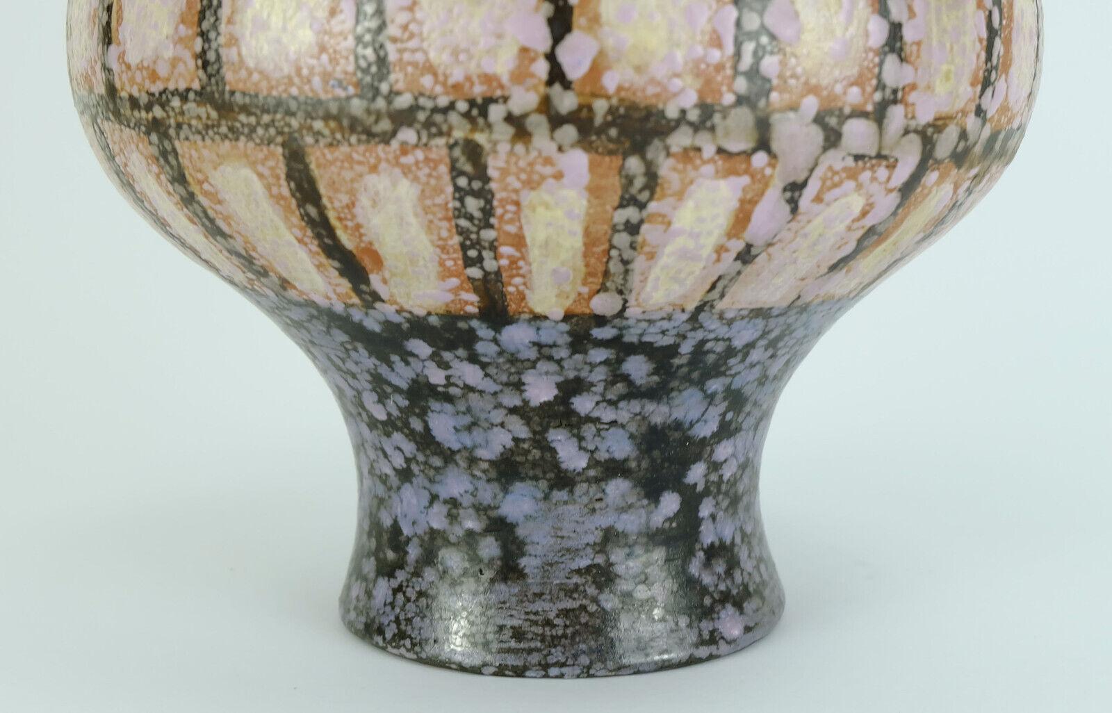 Very beautiful and rare vase, designed by Eva Fritz Lindner for Majolika Karlsruhe in the 1960s. Drip glaze in different shades of rosé, russet, yellow, blue and gray.
 
Height 8