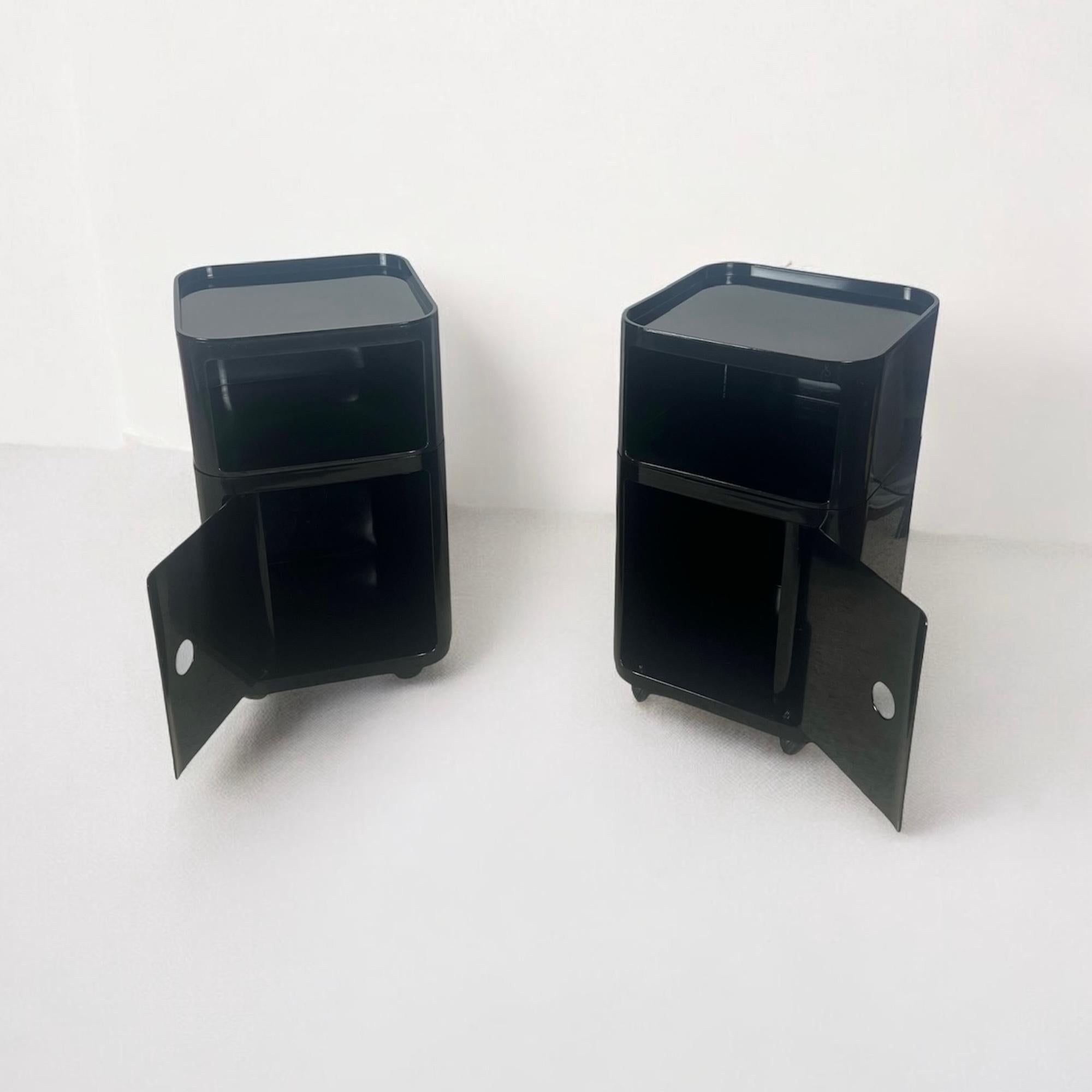This set of 1960s Kartell Componibili by Anna Castelli Ferrieri offers both practicality and collectible value. Comprising two 4979 modules, two 4970 modules, two sets of wheels, and two tops, it showcases the functional beauty of mid-century