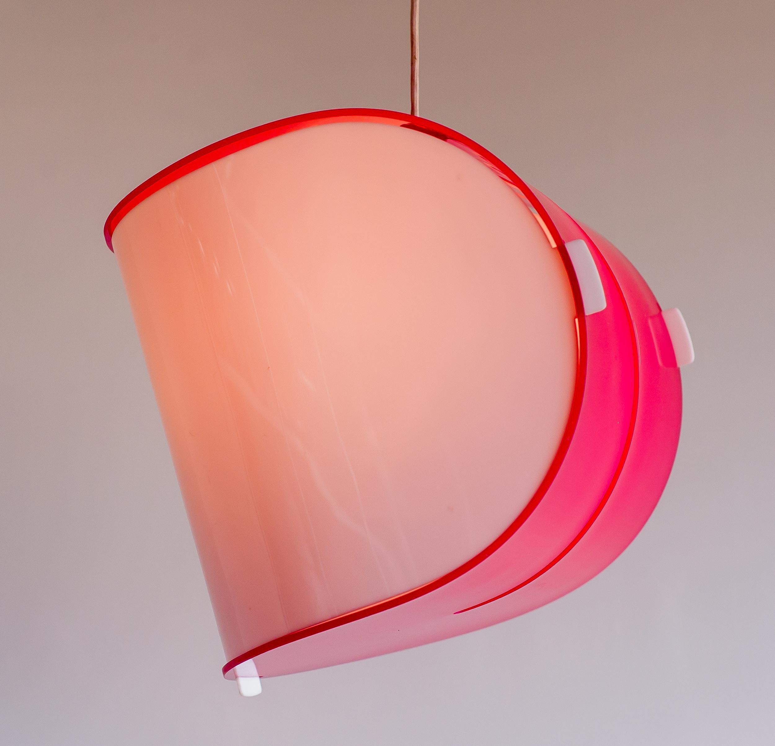 Rarissima lampada a sospensione modello 4065 in acrilico bianco e rosso, realizzata da Kartell, Milano.
Il design intelligente offre numerose posizioni d'ombra. Presa per lampadina standard E27, max 75 W.
L'ultima foto di un esemplare arancione di
