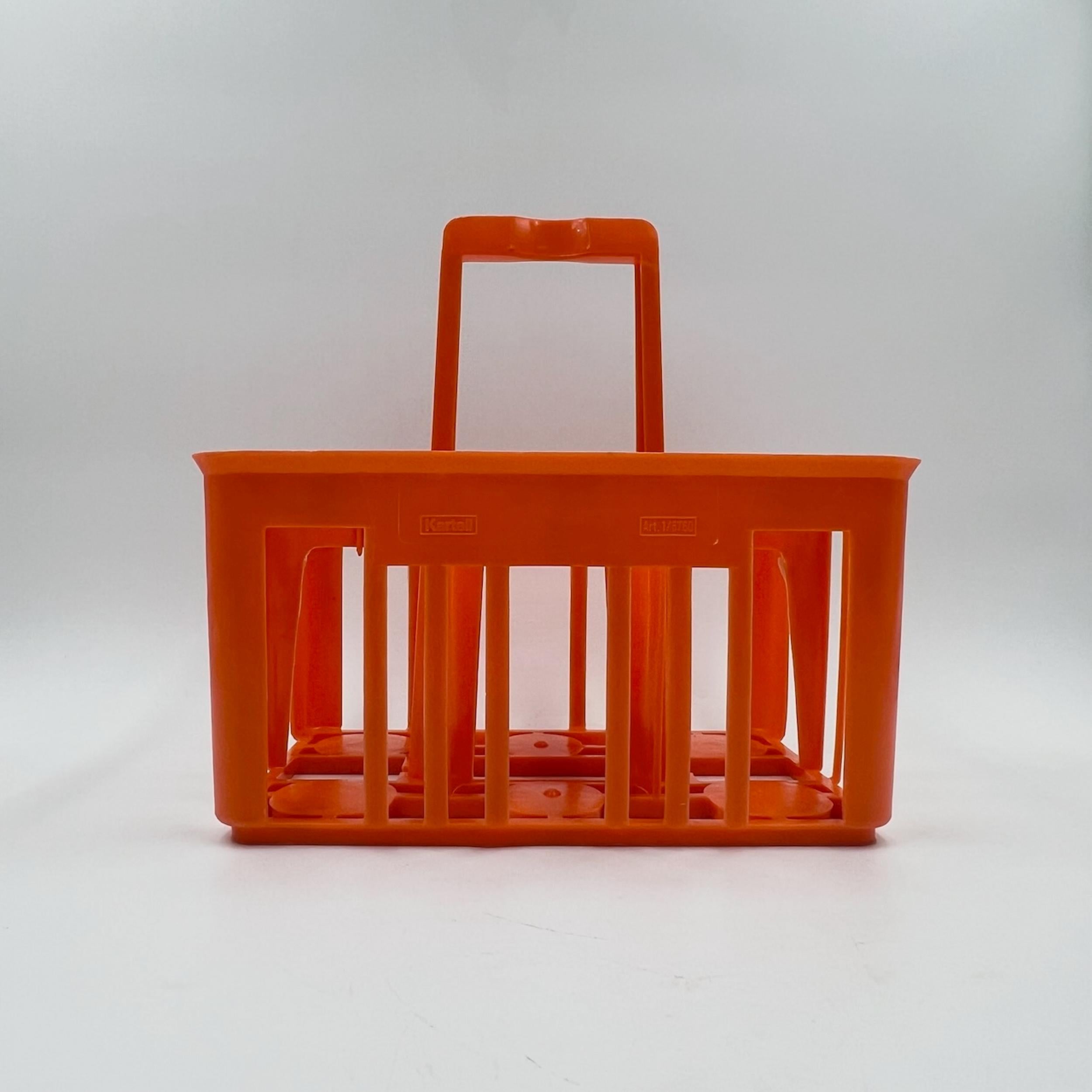 Ti presentiamo uno straordinario oggetto decorativo vintage: il portabottiglie Kartell Mod 1/8760 della fine degli anni '60-'70. Questo raro pezzo di design italiano, realizzato in plastica arancione lucida, incarna l'eleganza e la funzionalità