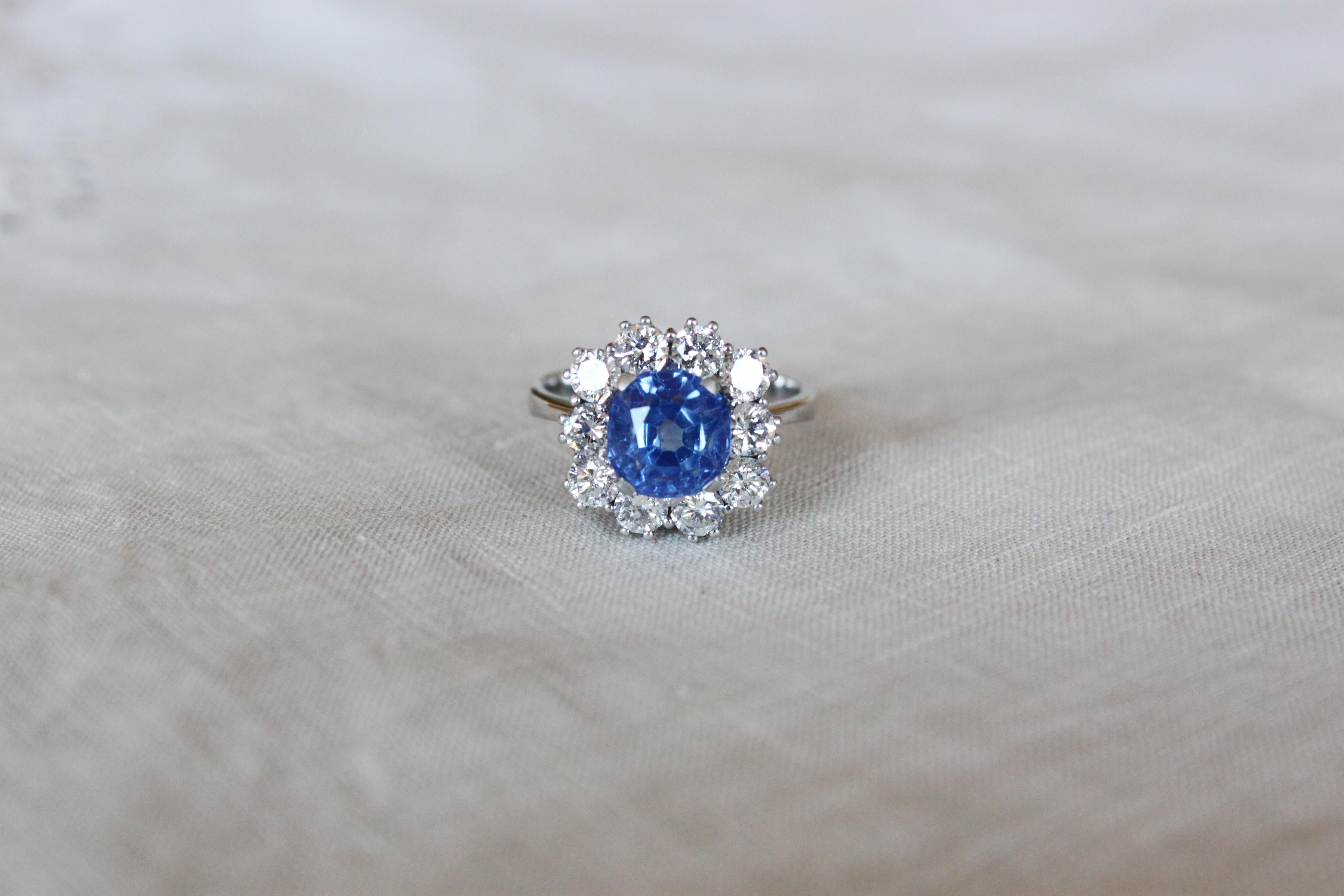 Rare Kashmir Sapphire Diamond White Gold Ring In Excellent Condition In Idar-Oberstein, DE