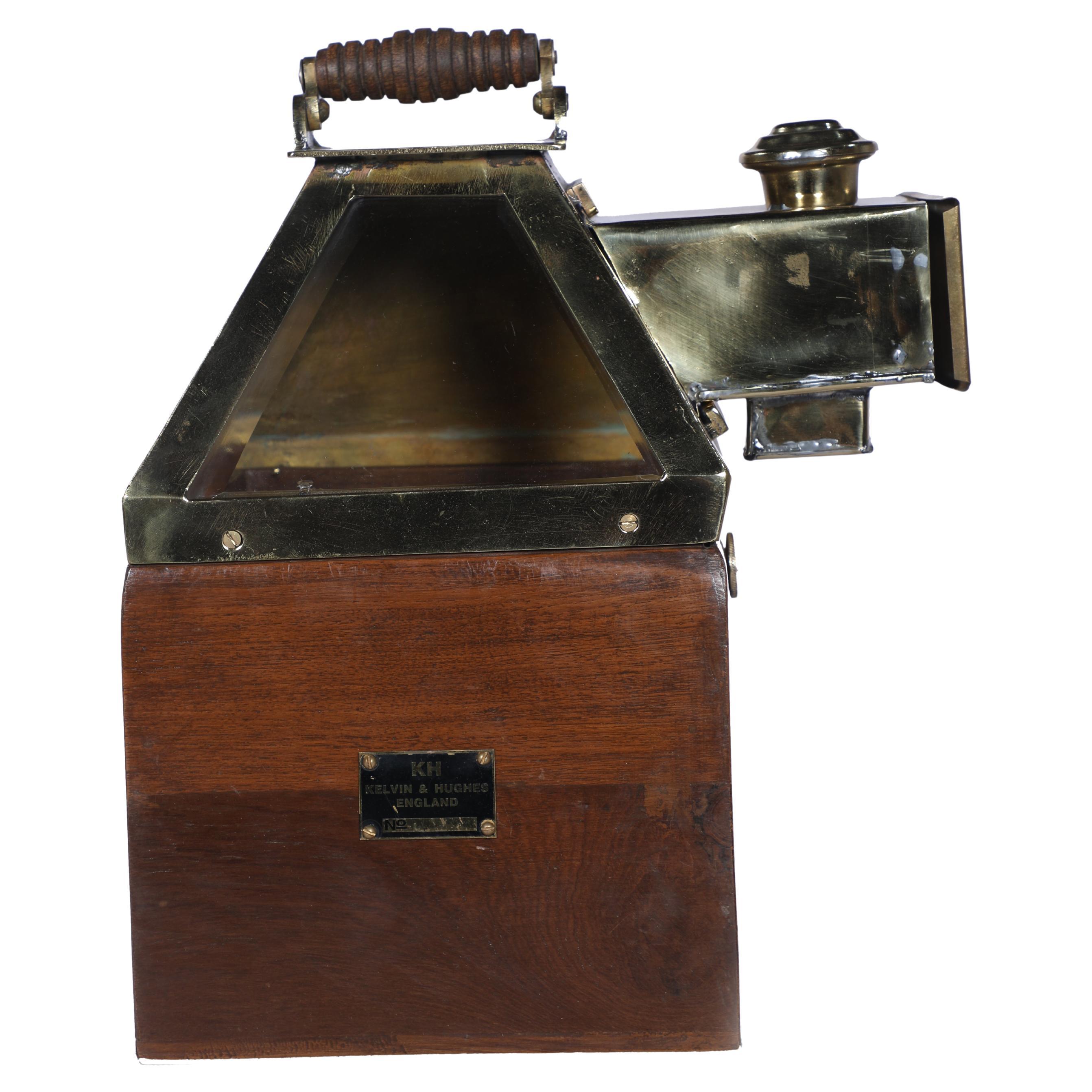 Rare compas de bord en laiton, en état de marche, logé dans un coffret en teck et en laiton.  Il comprend une lampe latérale au kérosène pour éclairer la boussole la nuit.  Par Kelvin and Hughes, fournisseur historique d'artefacts et d'instruments