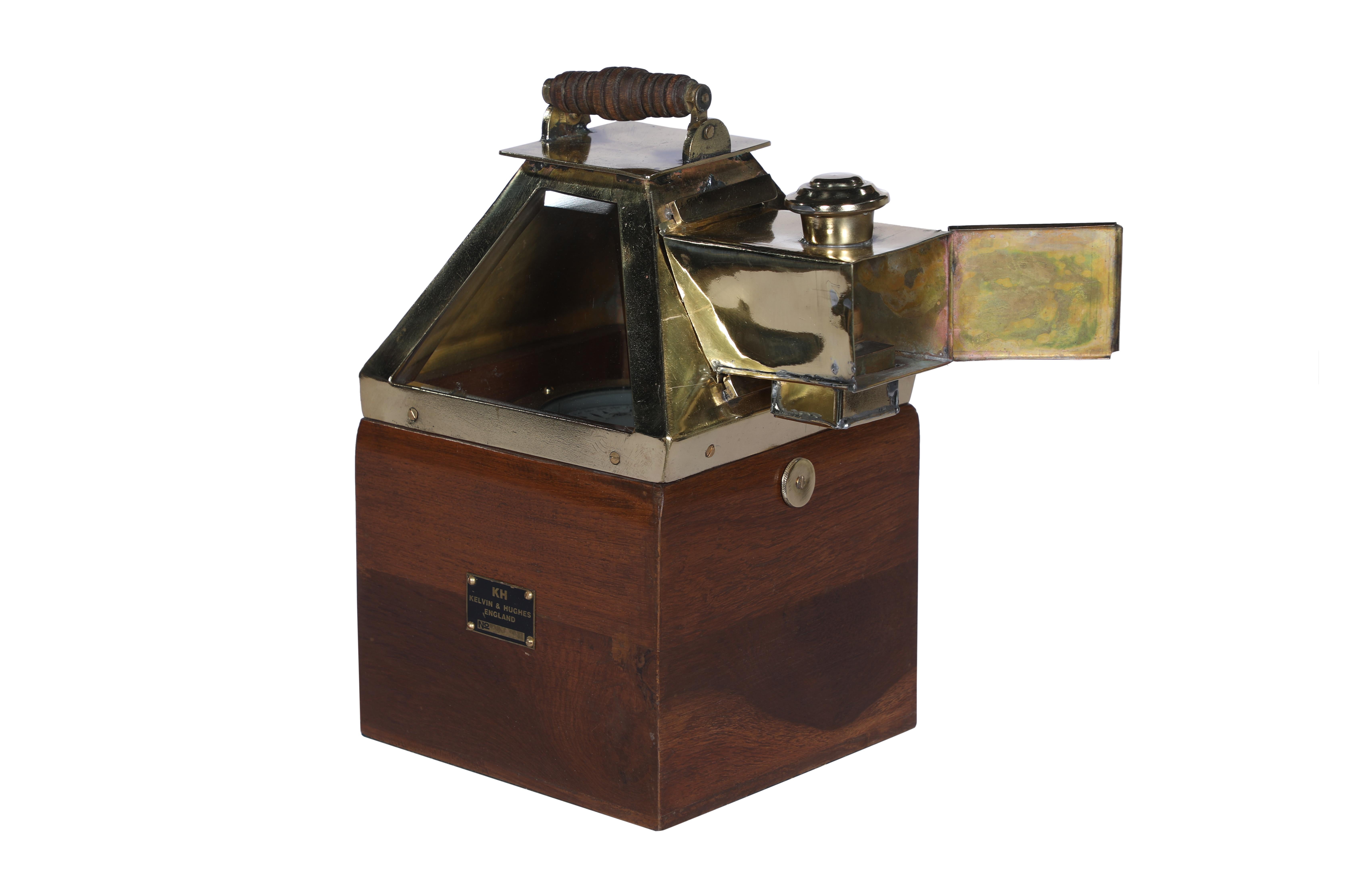 20ième siècle Kelvin and Hughes - Compass nautique de navigation en teck et laiton en vente