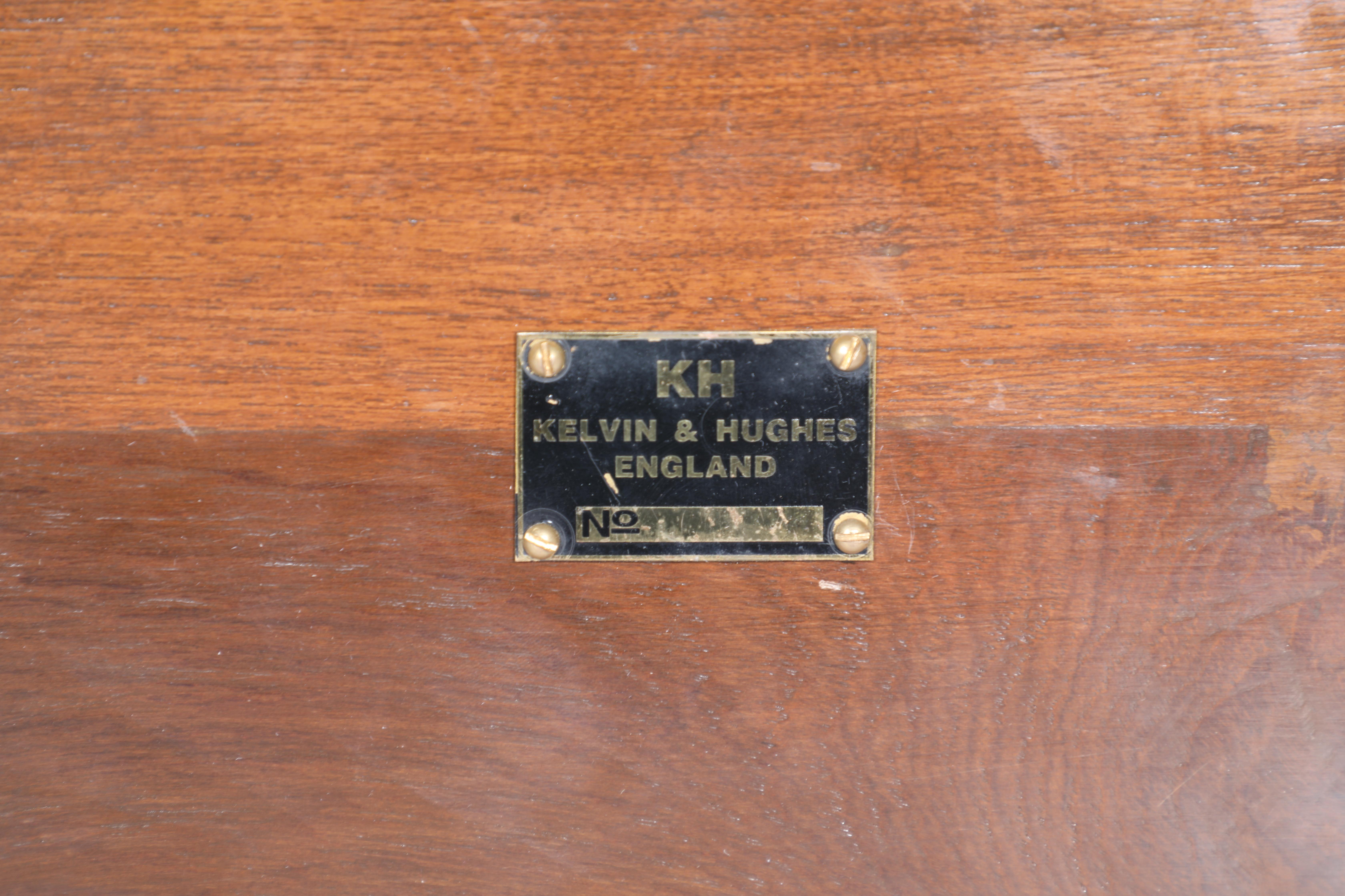 Laiton Kelvin and Hughes - Compass nautique de navigation en teck et laiton en vente
