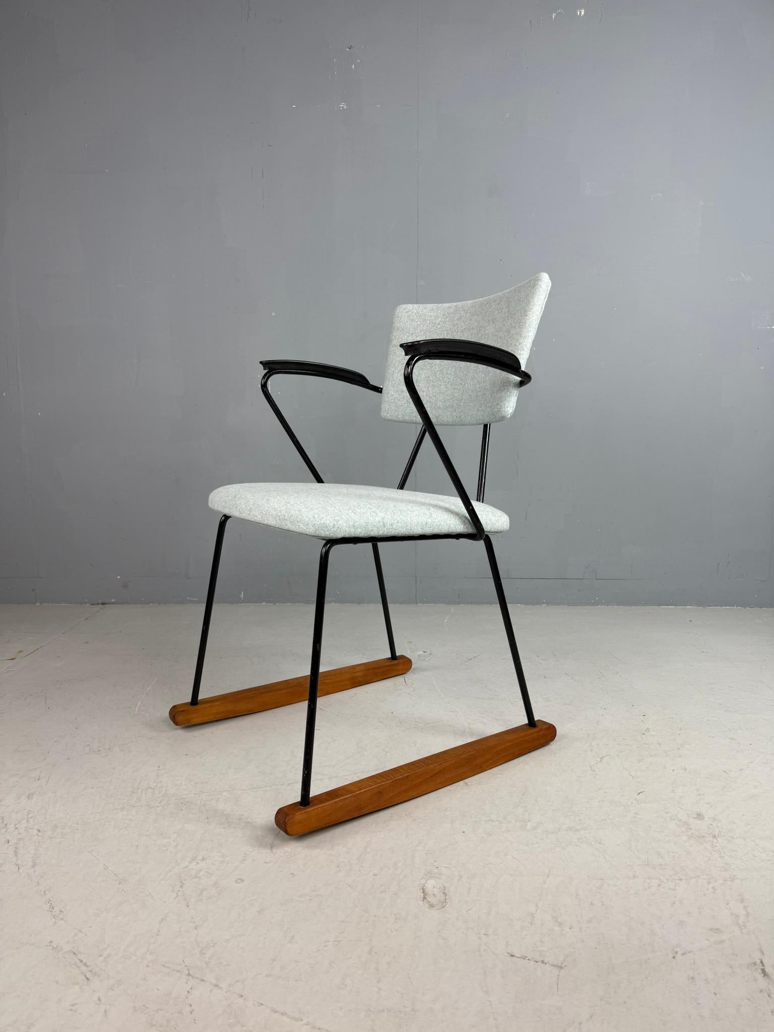 Sedia a dondolo di WH Gispen per Kembo Olanda. Rivestito in Kvadrat Divina MD 813 blu pastello e braccioli in bachelite, strutture tubolari nere e cursori in legno. Dagli anni '50.
Tipico design industriale olandese, edizione molto rara

Contattaci