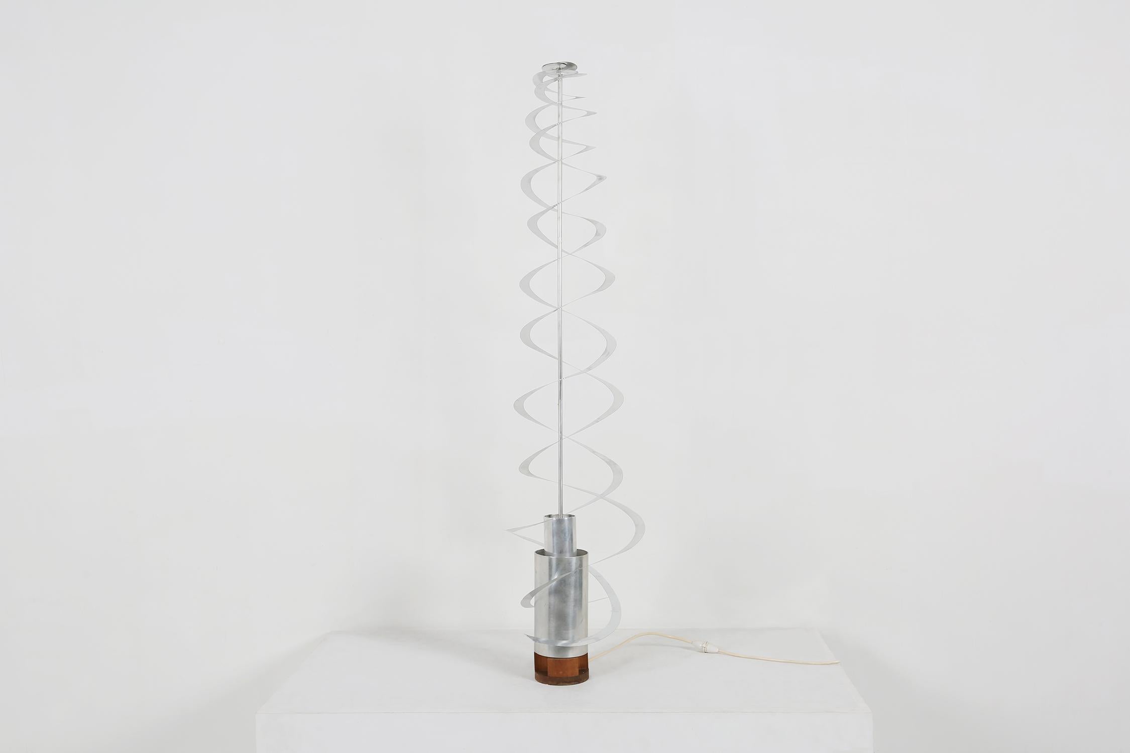 Alluminio Rara scultura luminosa a spirale cinetica di Werner Epstein, 1972 in vendita