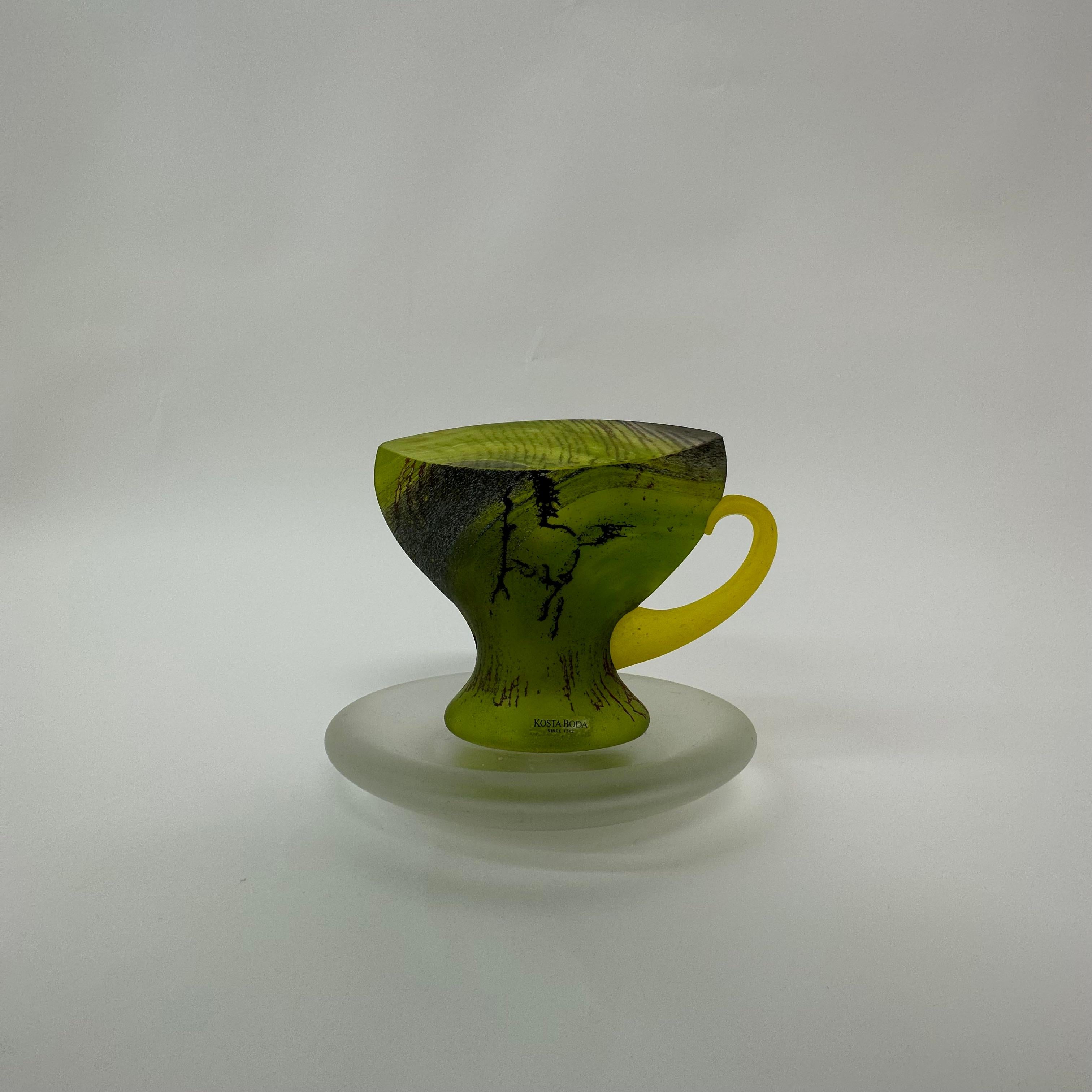 Seltene Teetasse aus grünem Glas von Kjell Engman für Kosta Boda Schweden, 1980er Jahre (Ende des 20. Jahrhunderts) im Angebot