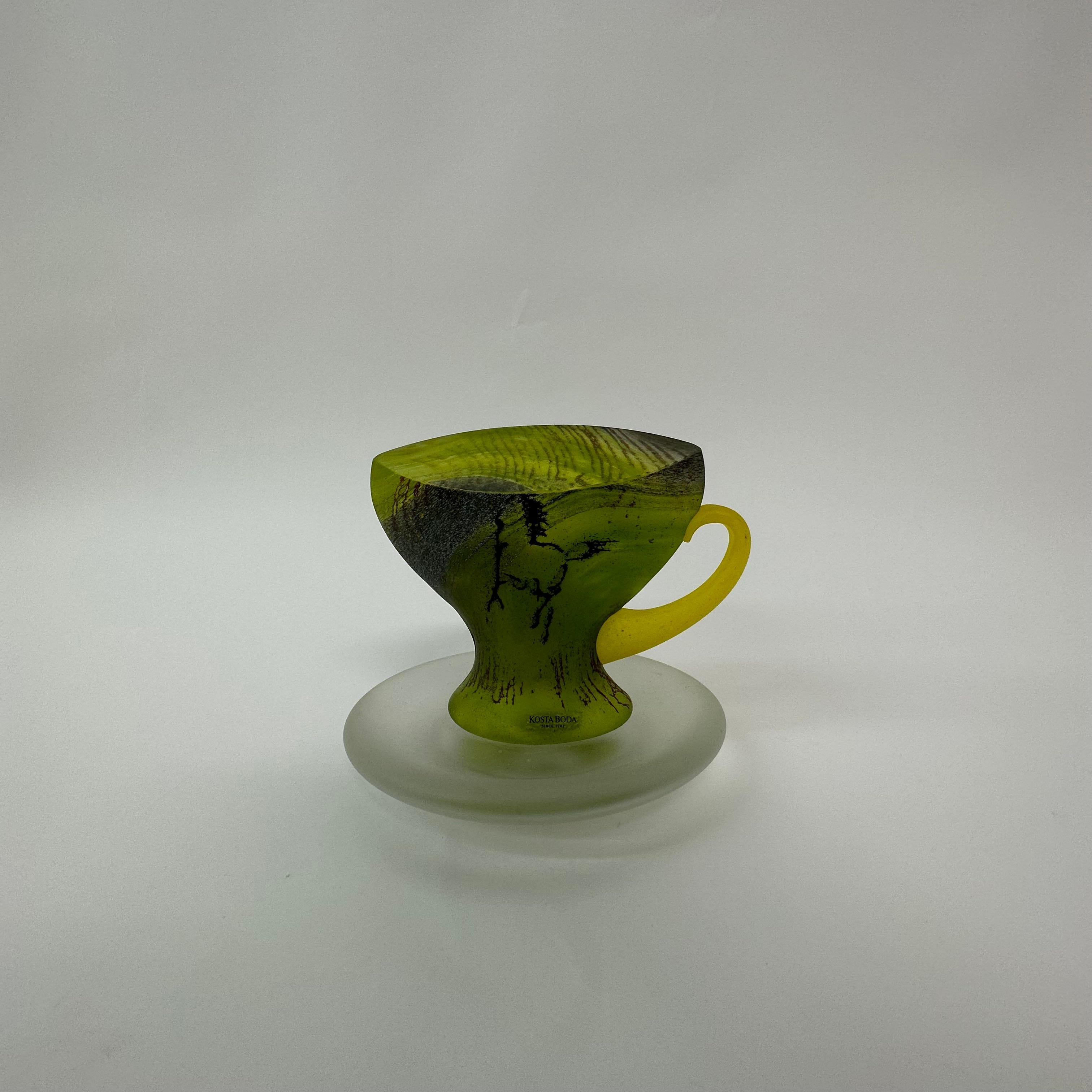 Seltene Teetasse aus grünem Glas von Kjell Engman für Kosta Boda Schweden, 1980er Jahre (Glaskunst) im Angebot