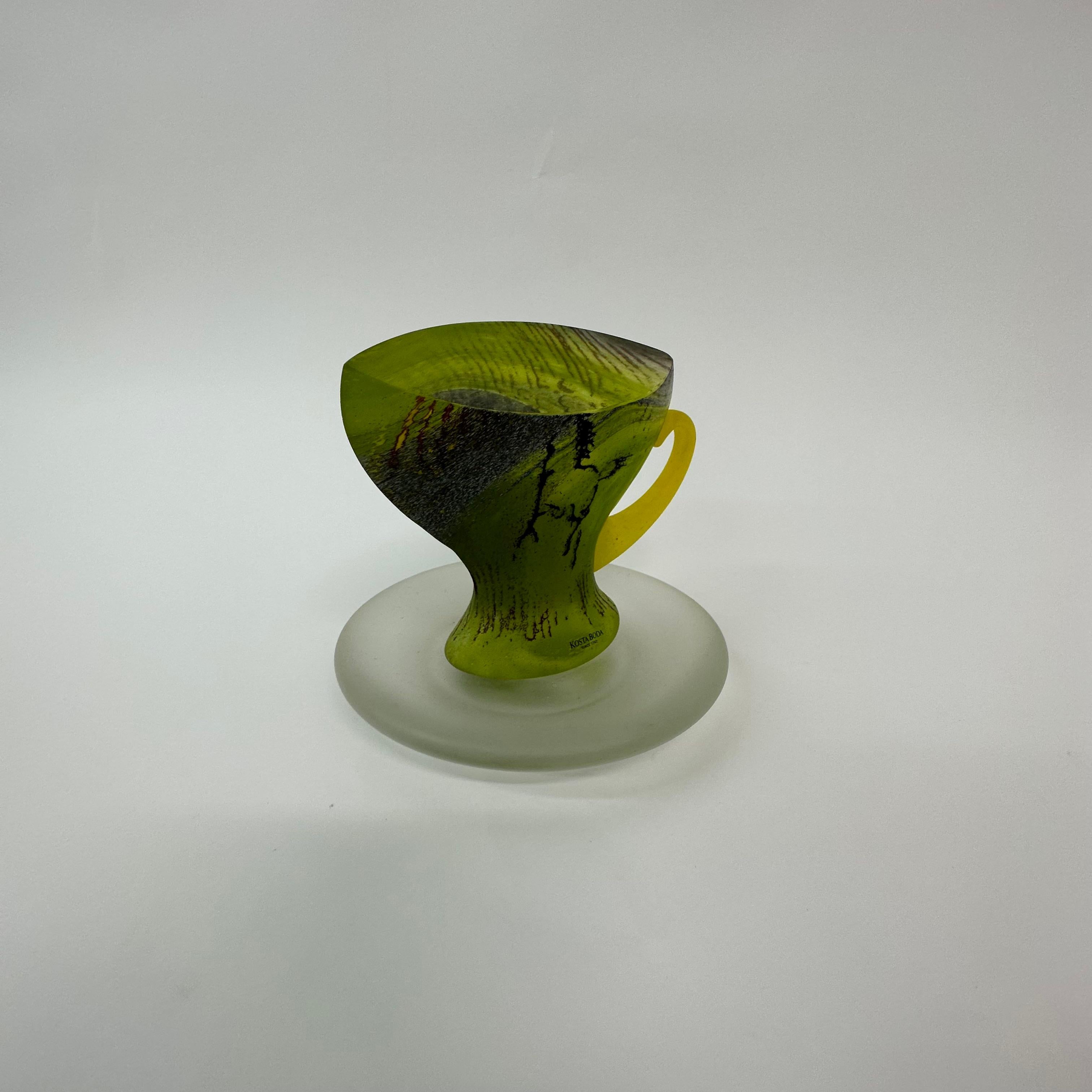 Seltene Teetasse aus grünem Glas von Kjell Engman für Kosta Boda Schweden, 1980er Jahre im Angebot 2