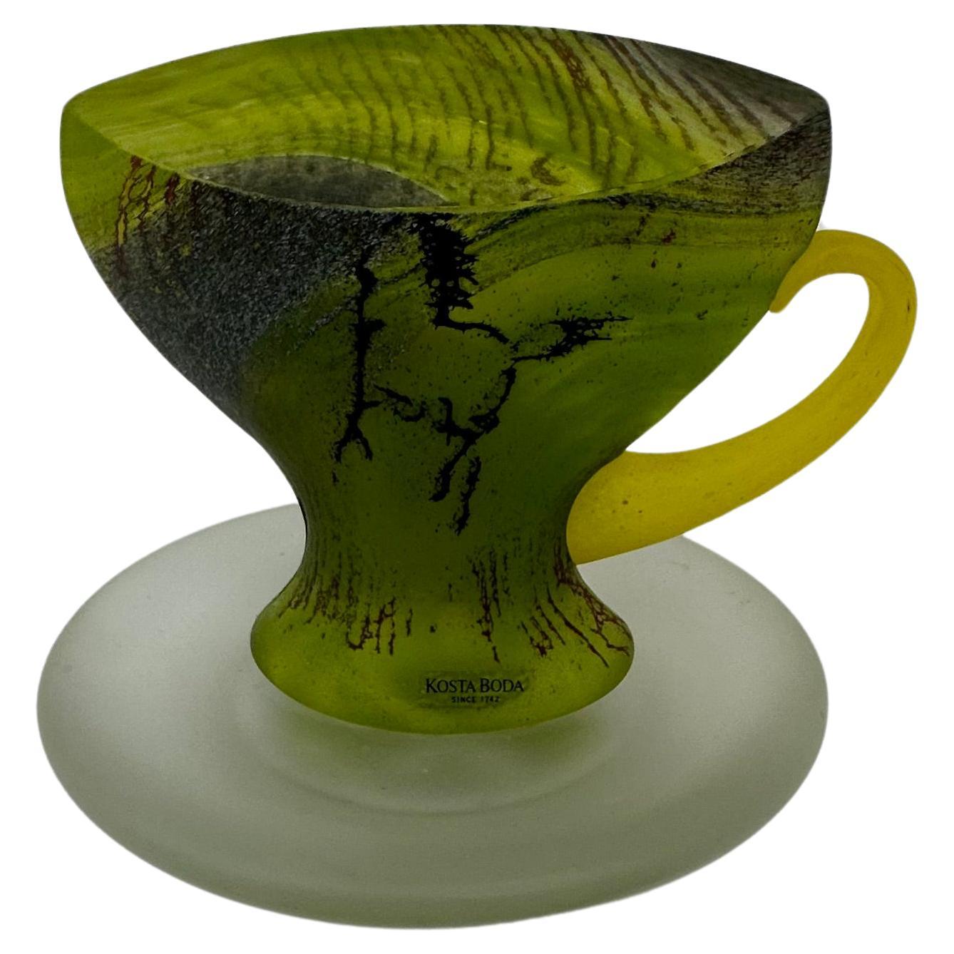 Seltene Teetasse aus grünem Glas von Kjell Engman für Kosta Boda Schweden, 1980er Jahre im Angebot