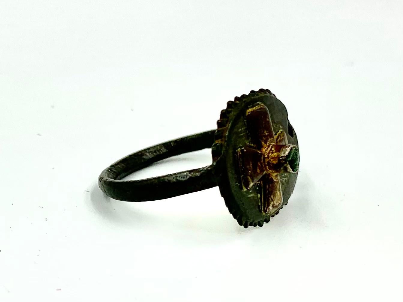 Seltener Templer-Ring aus byzantinischer Bronze:: Gold und Smaragd:: ca. 1118-1312 n. Chr (Rohschliff)