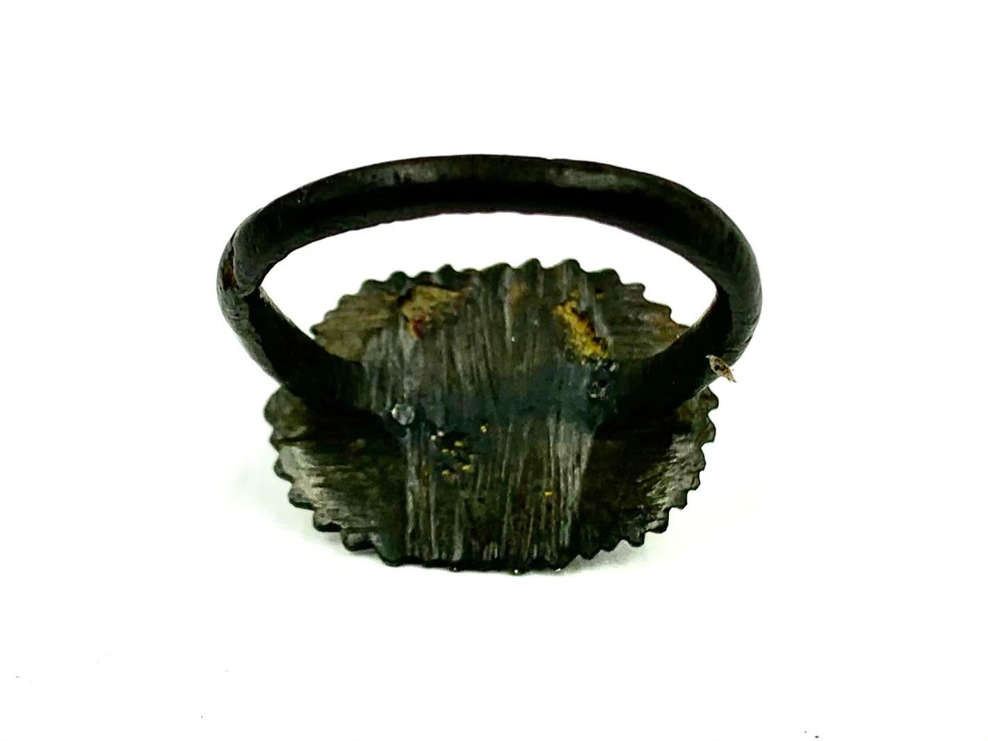 Seltener Templer-Ring aus byzantinischer Bronze:: Gold und Smaragd:: ca. 1118-1312 n. Chr im Zustand „Gut“ in New York, NY
