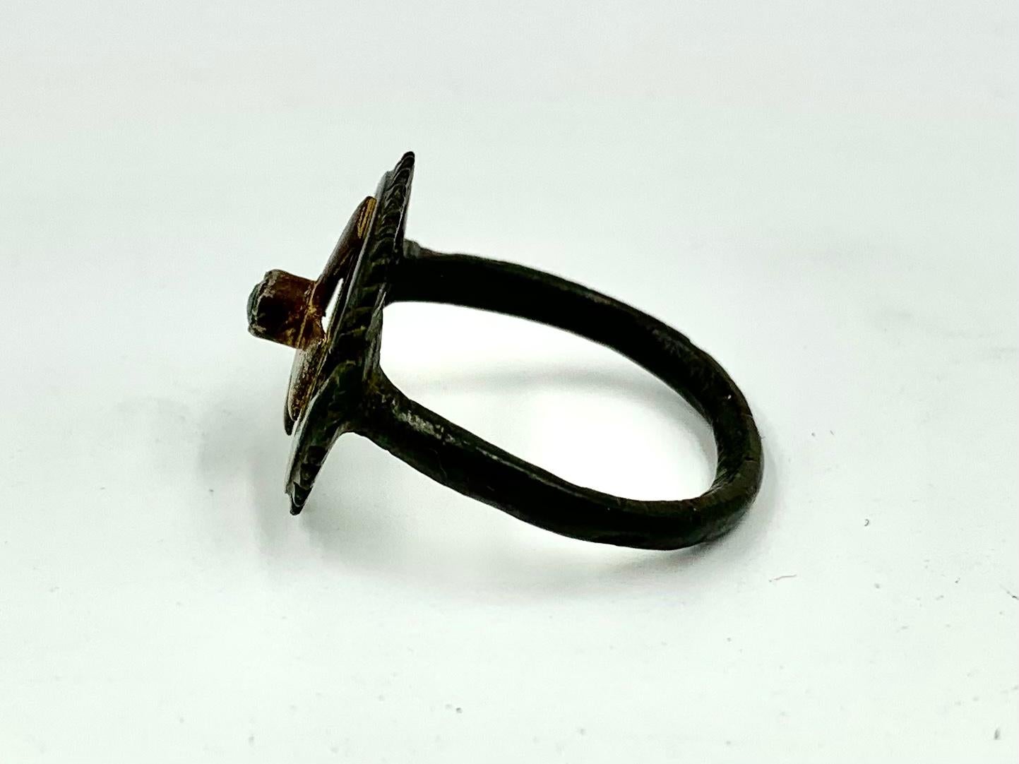 Seltener Templer-Ring aus byzantinischer Bronze:: Gold und Smaragd:: ca. 1118-1312 n. Chr für Damen oder Herren