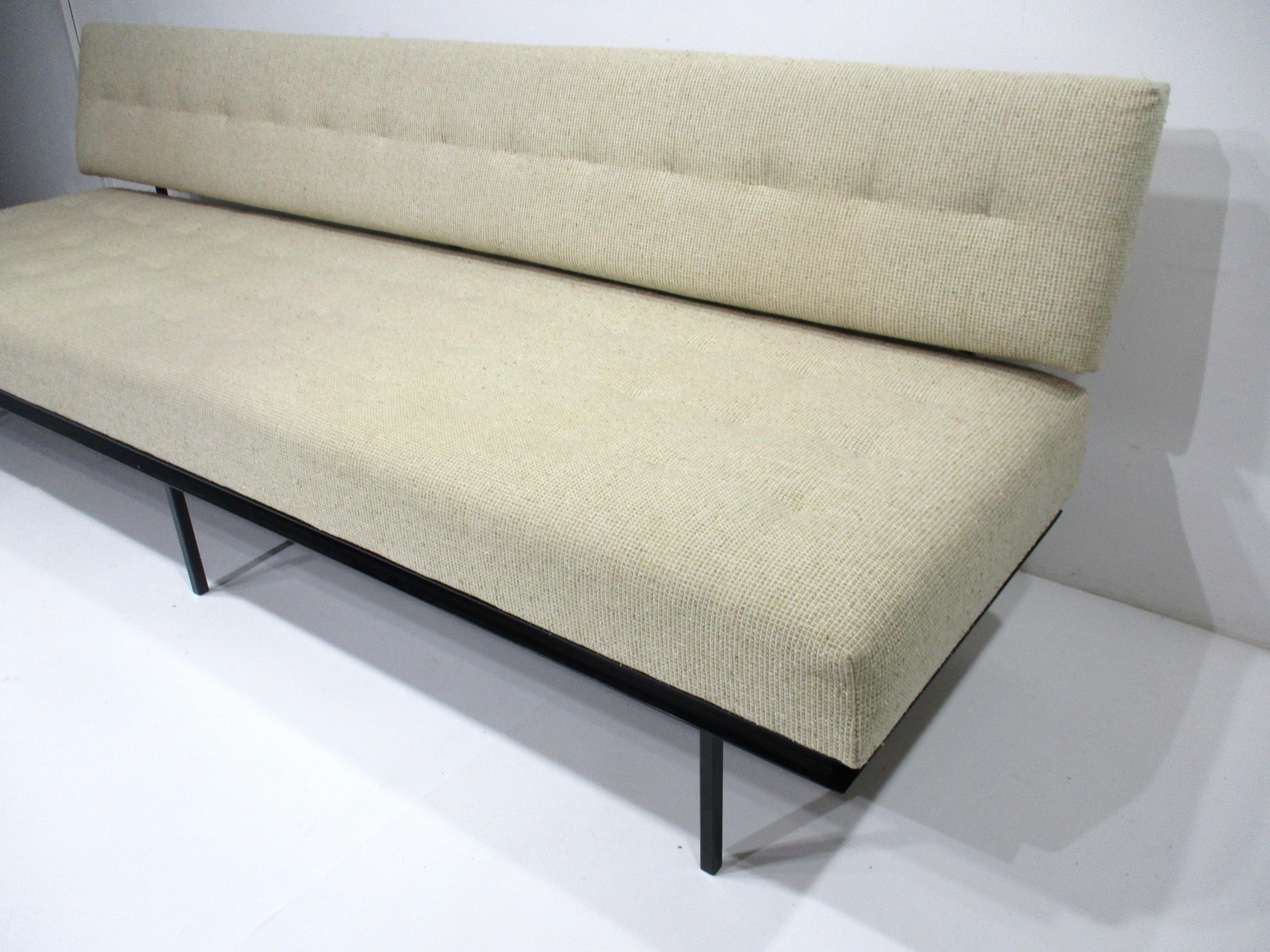 Seltenes Knoll # 2577BC Sofa mit Stahlfuß von Florence Knoll  (Moderne der Mitte des Jahrhunderts) im Angebot