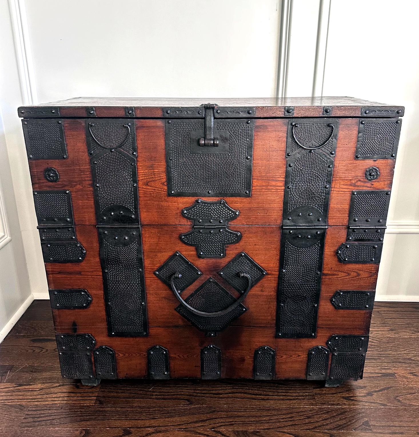 An antique Korean wood Bandaji circa 19th century from the late Joseon Dynasty. Rarely available, this Bandaji was from Pakchon area in Pyongan Do (in nowadays North Korea). Known as “Sung Sun I” style Bandaji, the chest is distinctive in the