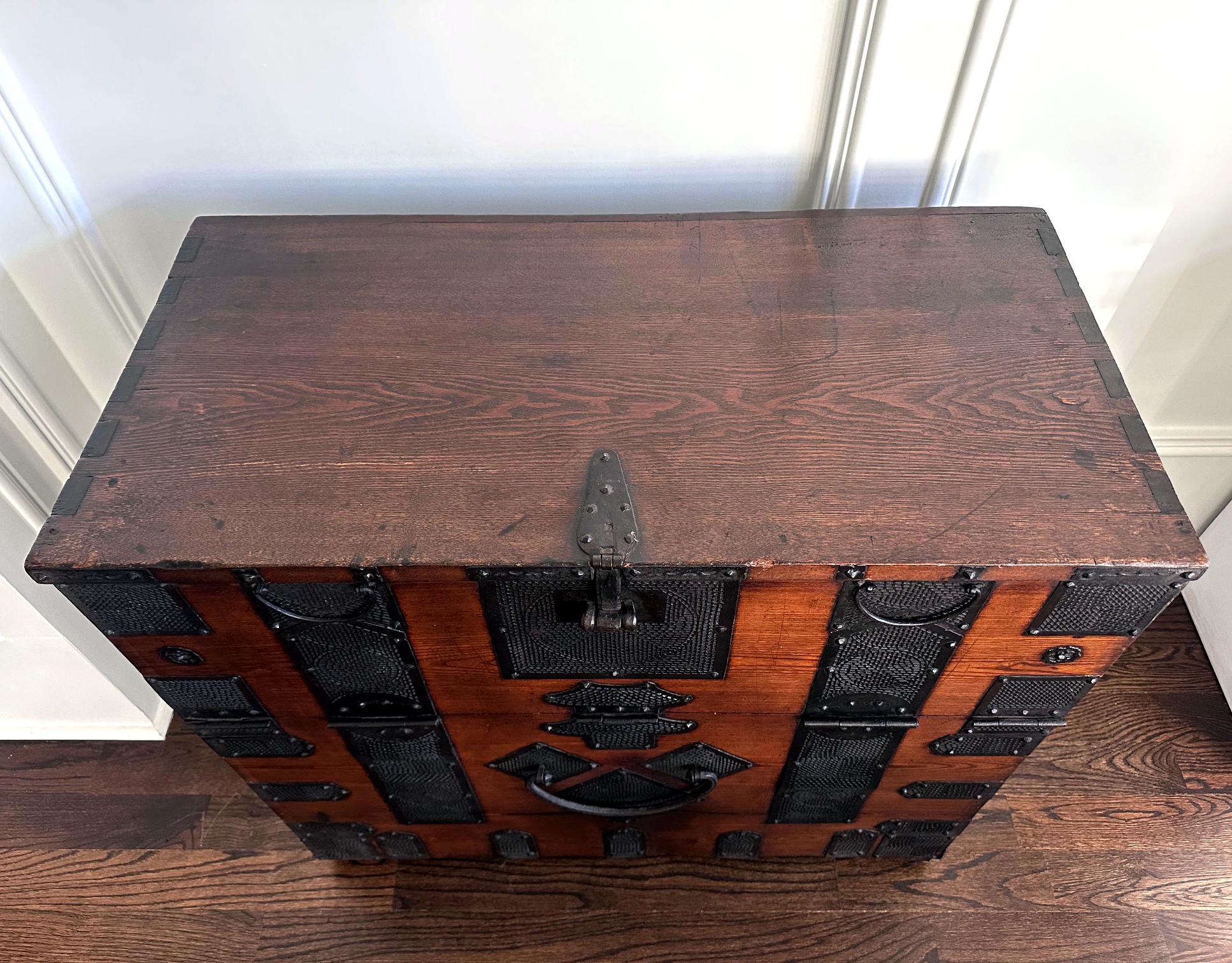 Rare Korean Pakch'on Bandaji Chest Joseon Dynasty In Good Condition For Sale In Atlanta, GA
