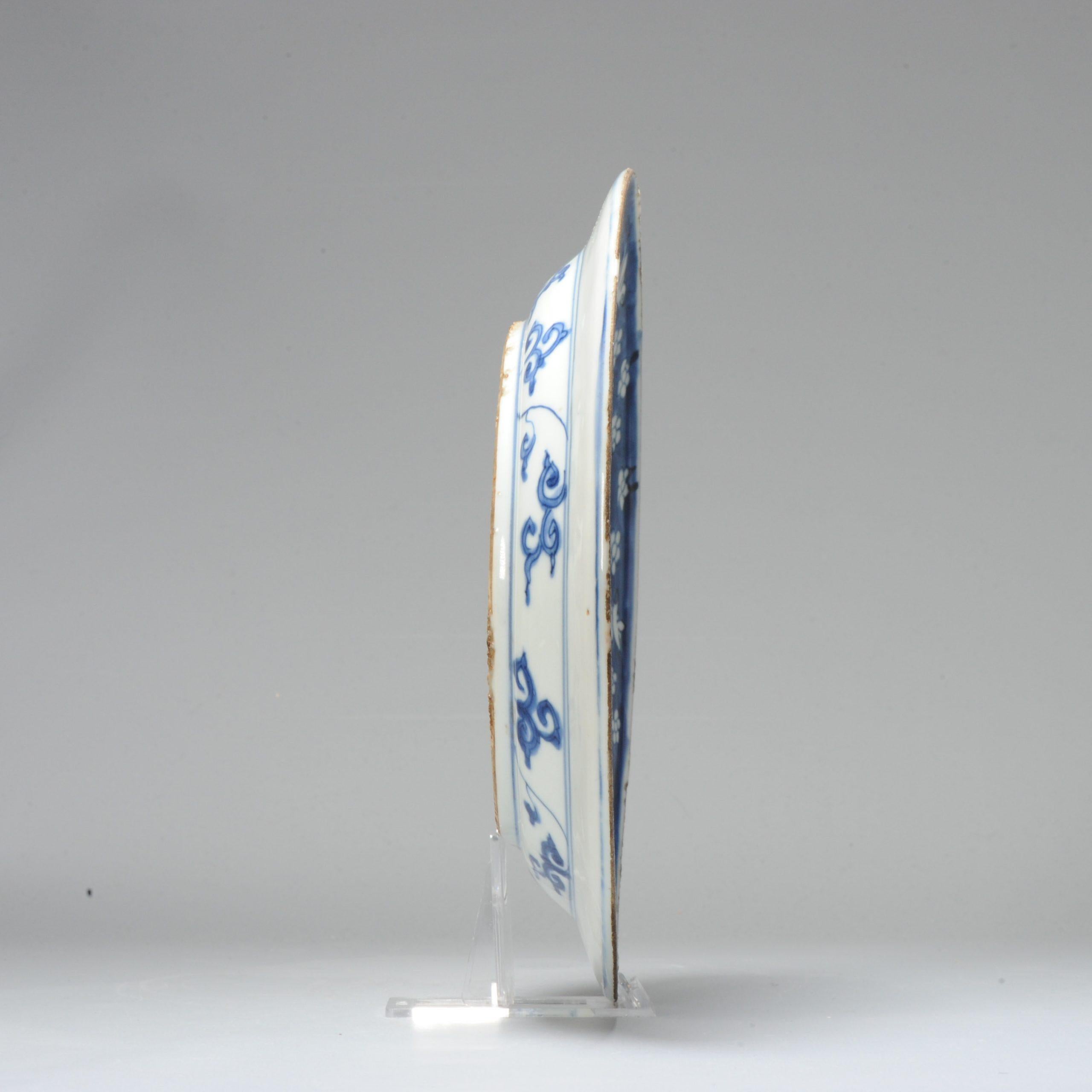 Beautiful dish in blue and white. This is a Jingdezhen made dish made for the Japanese market. Kosometsuke.

With a floral and bird decoration. Base with a chenghua mark

The base is bit pointed and lower then the footrim, therefore not completely