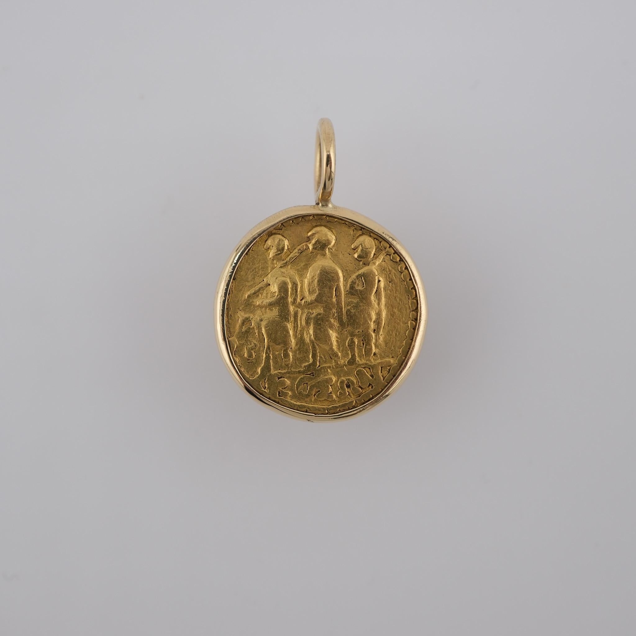 Raro ciondolo a forma di statere d'oro Koson in oro 18k (44 a.C.) In condizioni Nuovo in vendita a Chicago, IL