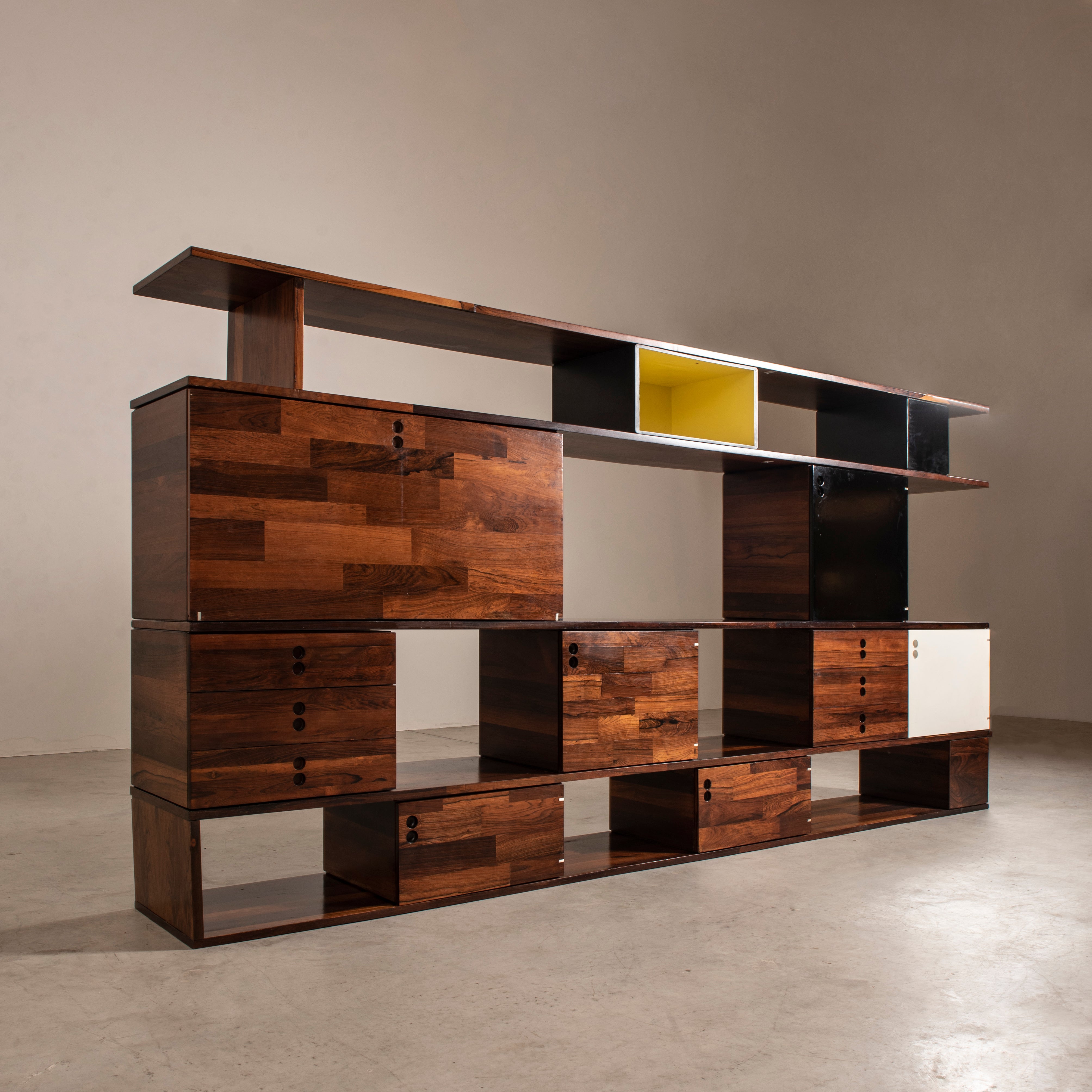 Rara estantería modular "Kovacs", diseñada por Jorge Zalszupin, años 60, Brasil