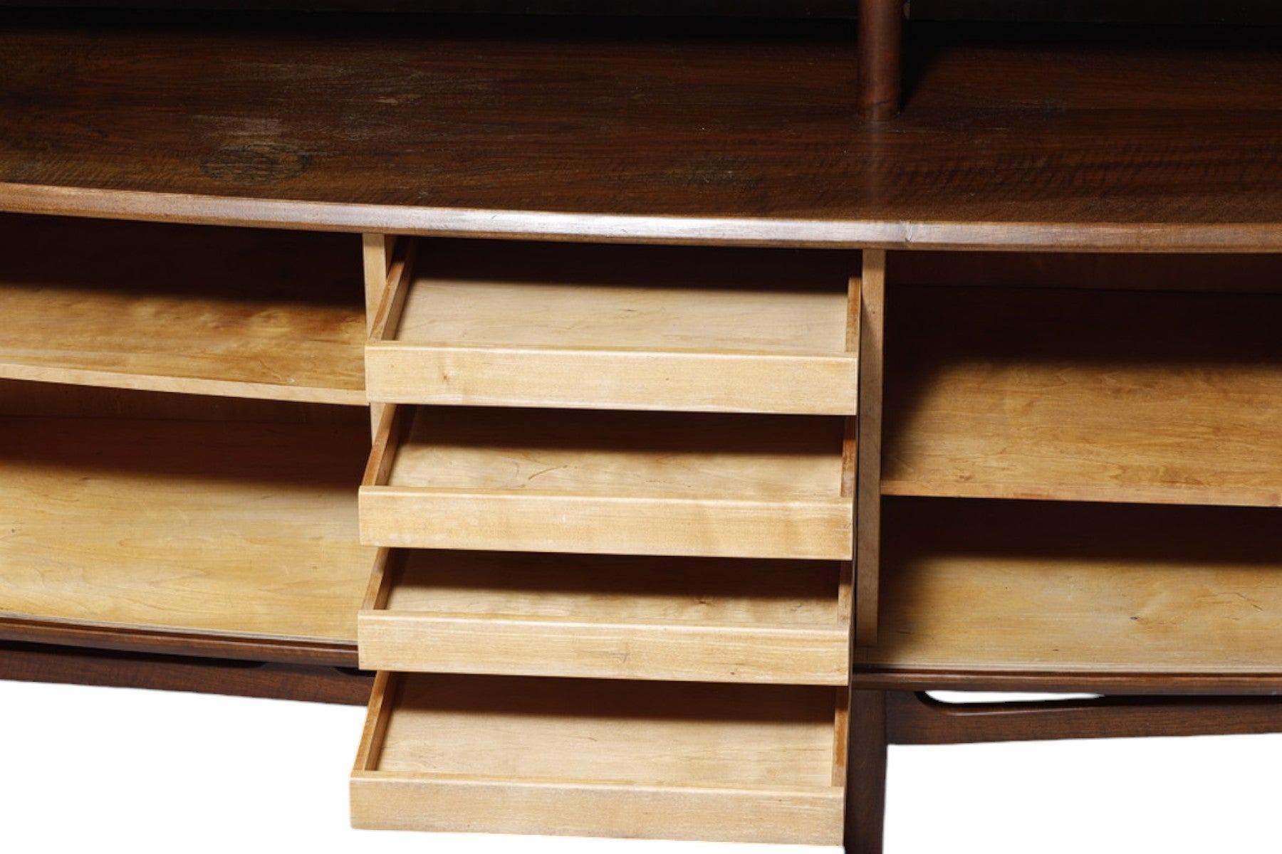 Raro mobile da parete Kurt Olsen / Credenza alta in noce con ante a tamburo in vendita 3