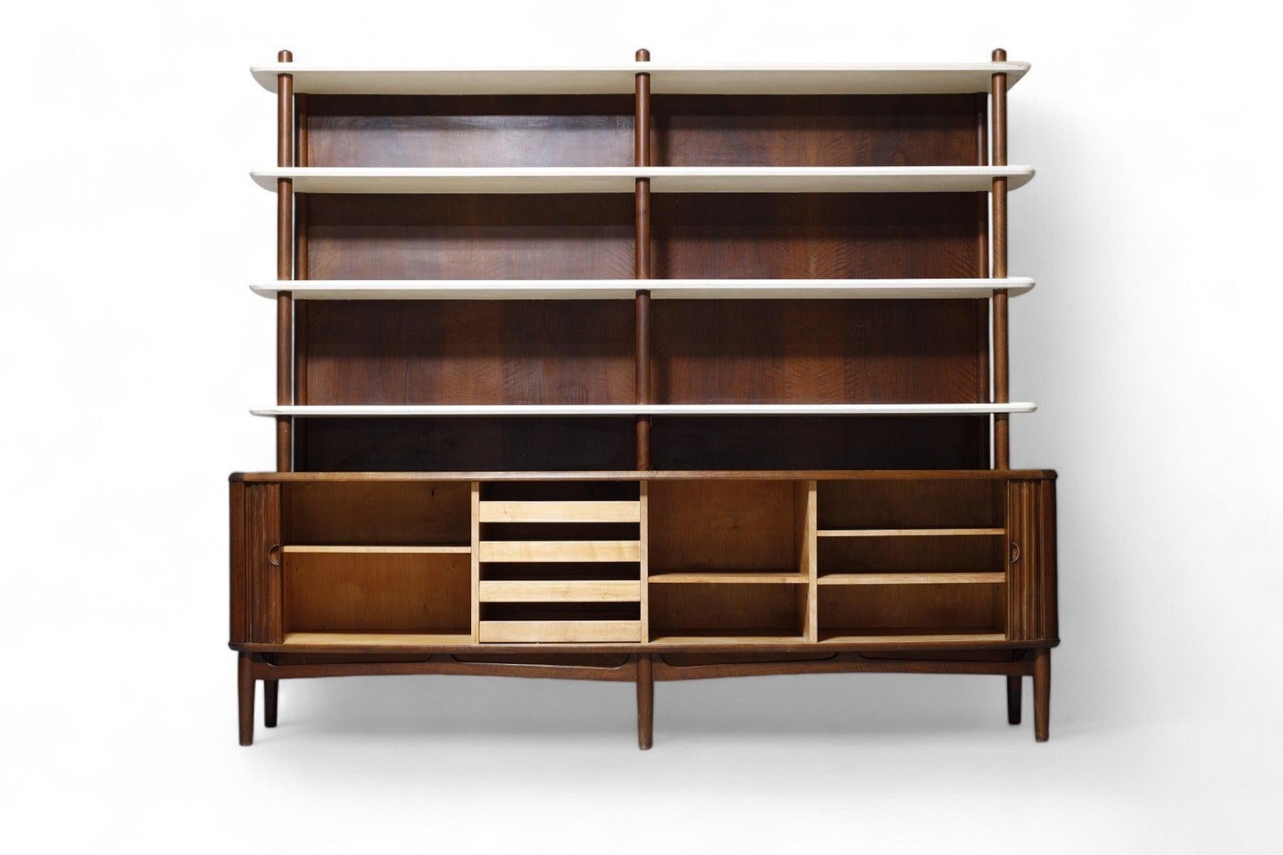 Origine: Danimarca
Designer: Kurt Olsen
Produttore: A. Andersen and Bohm
Epoca: 1951
Materiali: Noce
Misure: 84,75