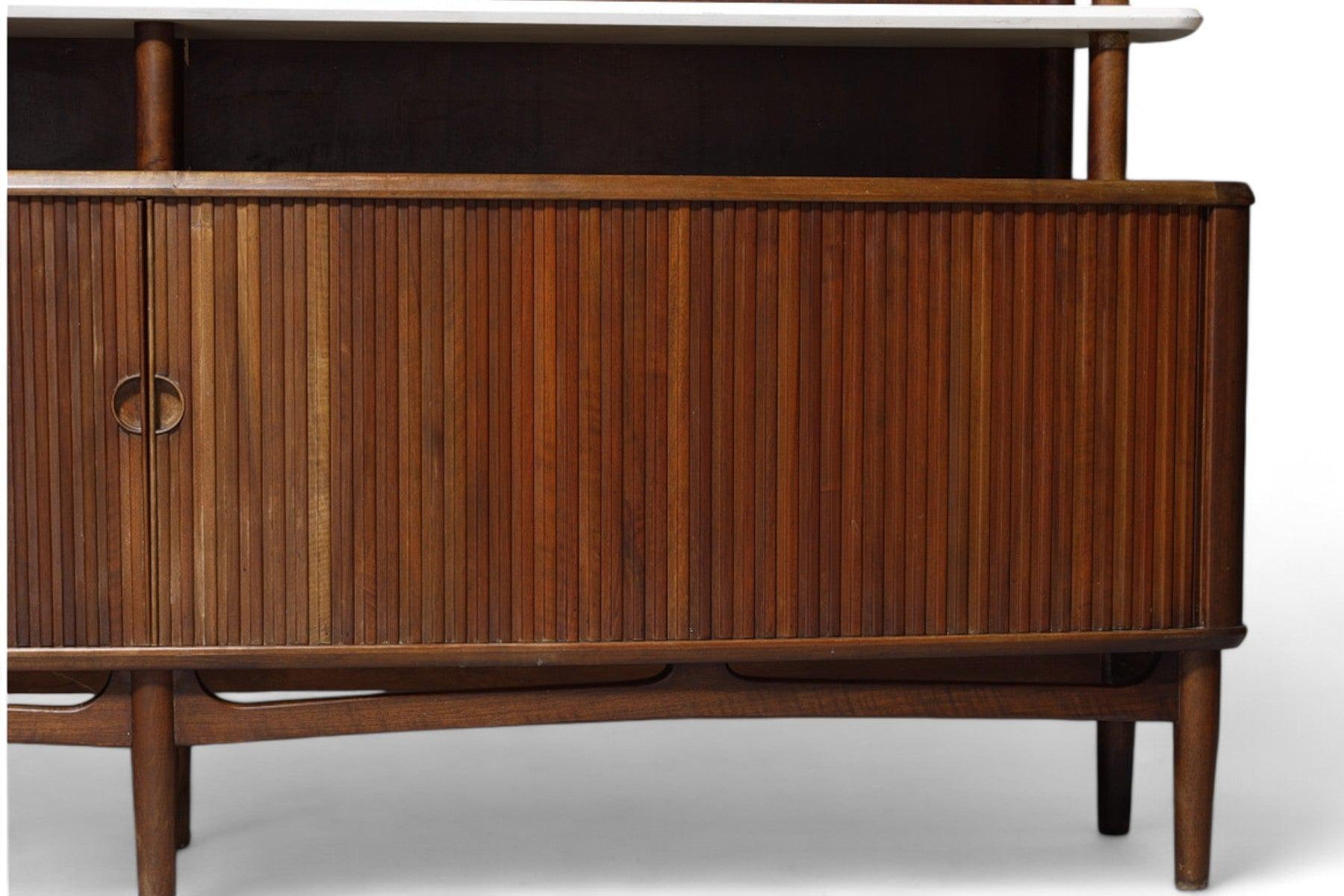 Mid-Century moderno Raro mobile da parete Kurt Olsen / Credenza alta in noce con ante a tamburo in vendita