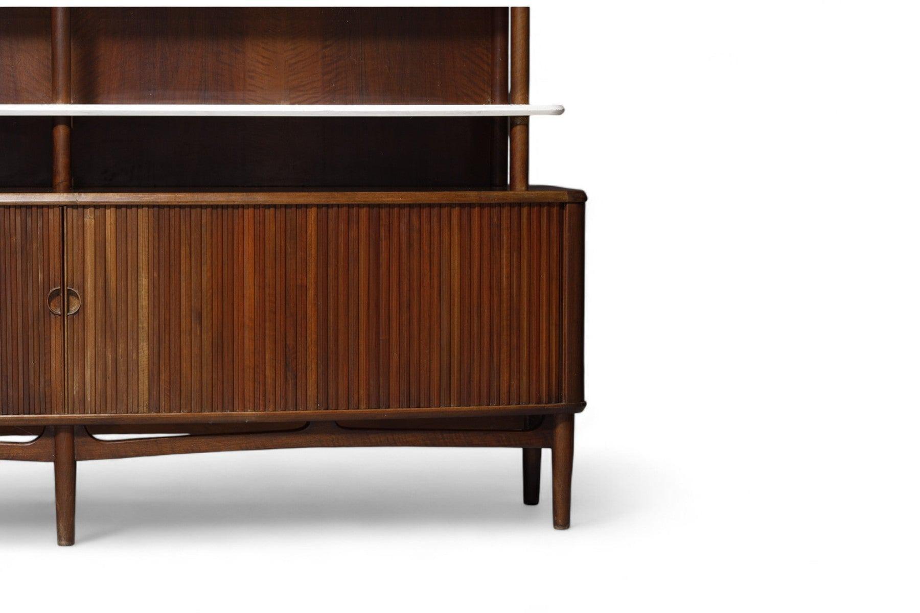 Noce Raro mobile da parete Kurt Olsen / Credenza alta in noce con ante a tamburo in vendita