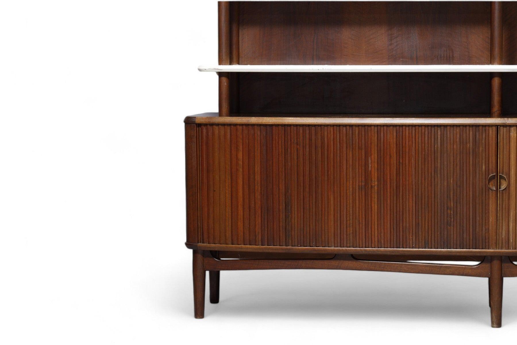 Raro mobile da parete Kurt Olsen / Credenza alta in noce con ante a tamburo in vendita 2