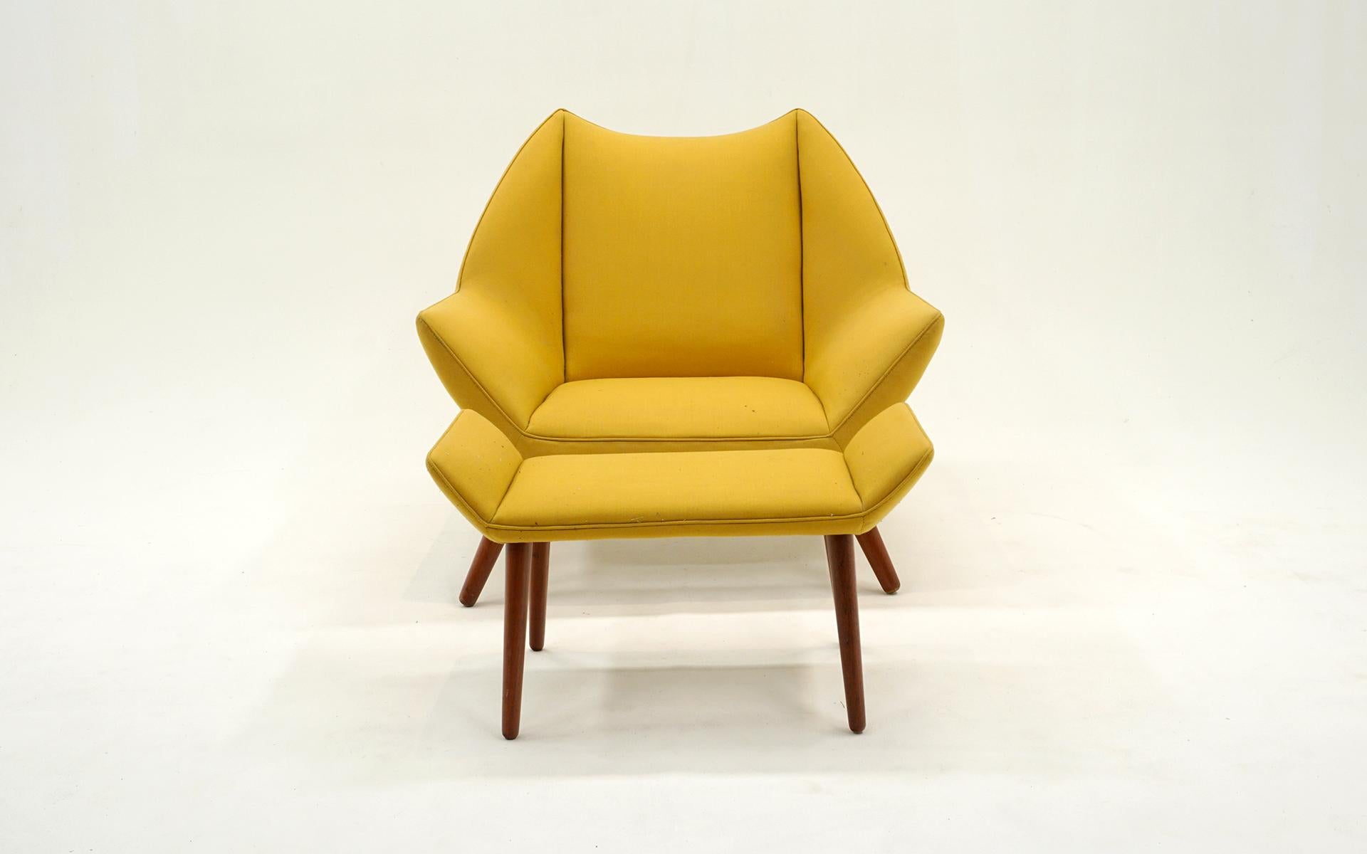 Seltener und sehr begehrter Kurt Ostervig Modell 12 Sessel und Ottomane.  Er ist nicht nur bequem, sondern sieht auch gut aus.  Großer Maßstab speziell für ein modernes Design aus der Mitte des Jahrhunderts.  Die ursprüngliche gelbe Polsterung hat