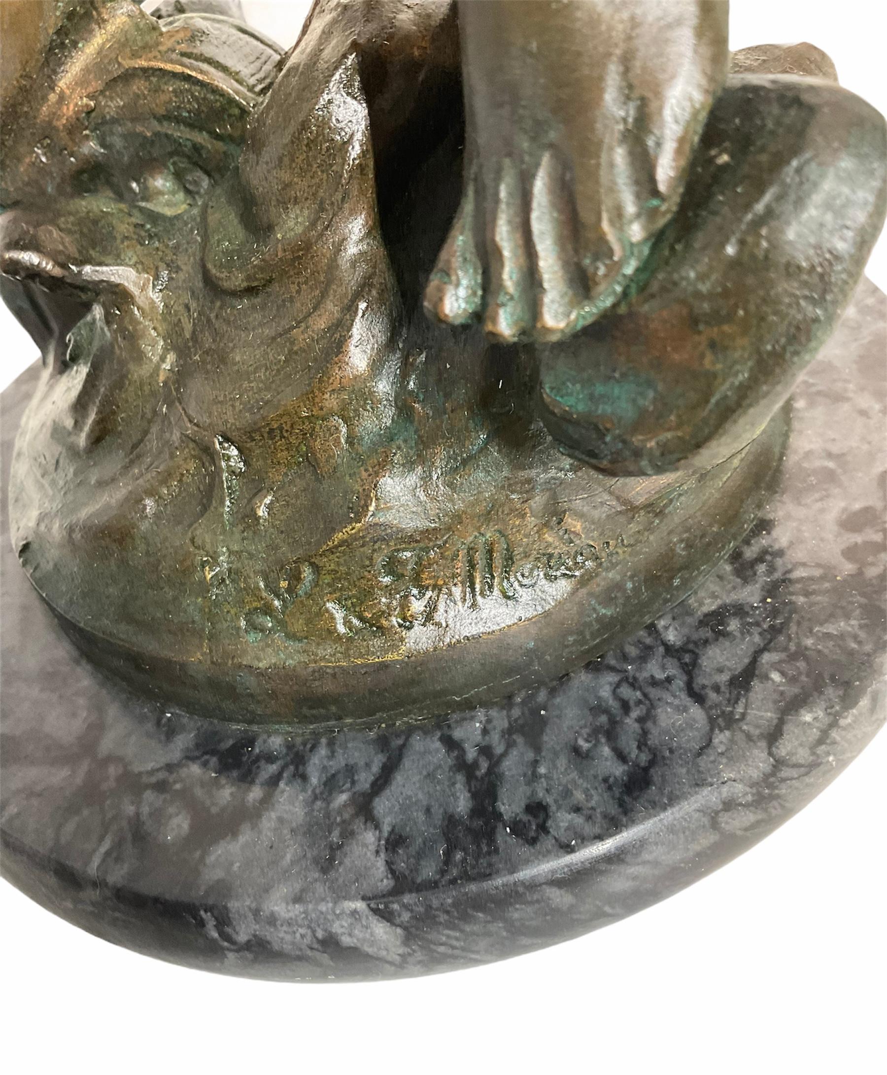 20ième siècle Rare sculpture en bronze patiné L & F. Moreau d'une jeune fille en forme de triomphe en vente