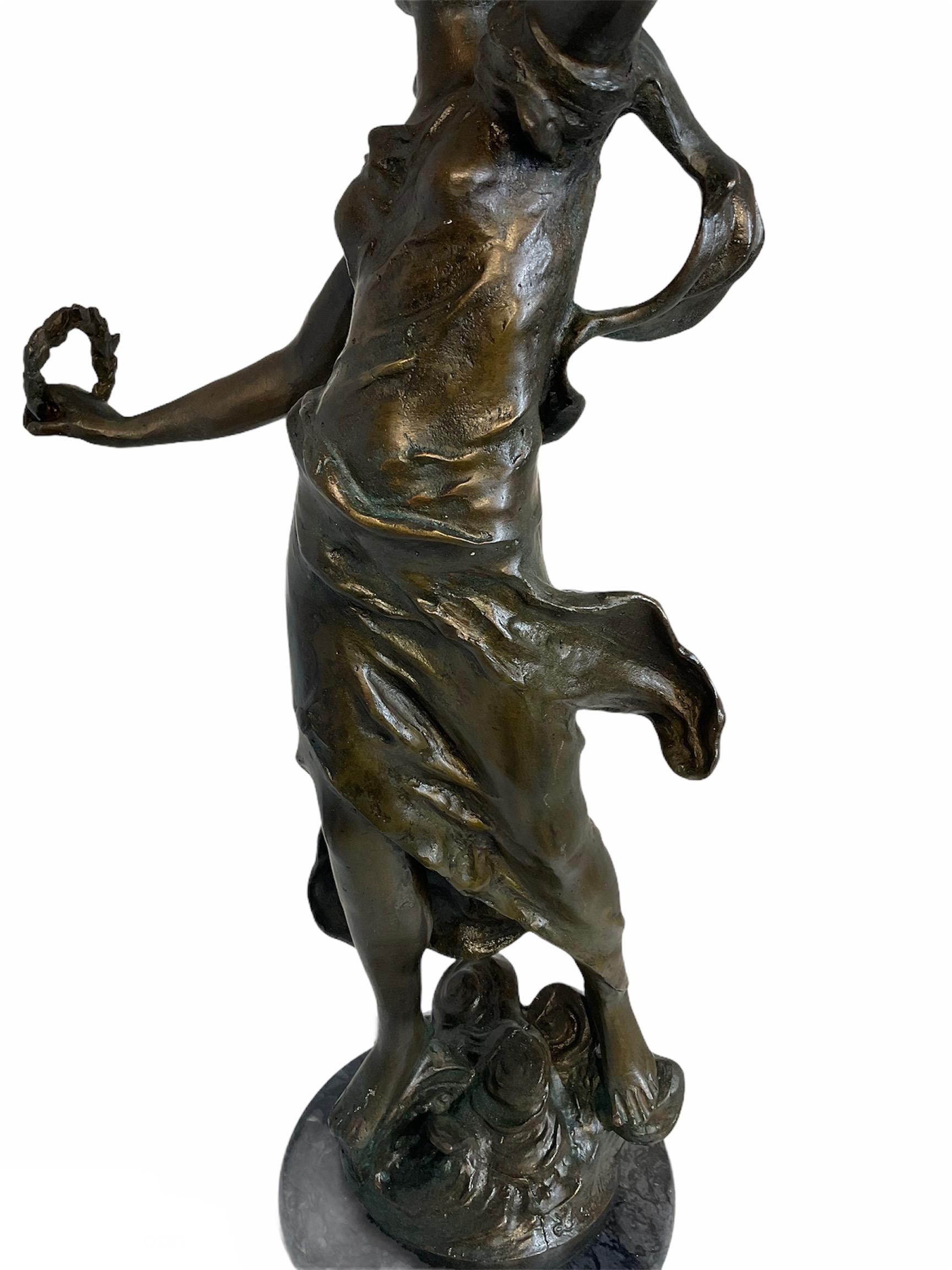 Bronze Rare sculpture en bronze patiné L & F. Moreau d'une jeune fille en forme de triomphe en vente