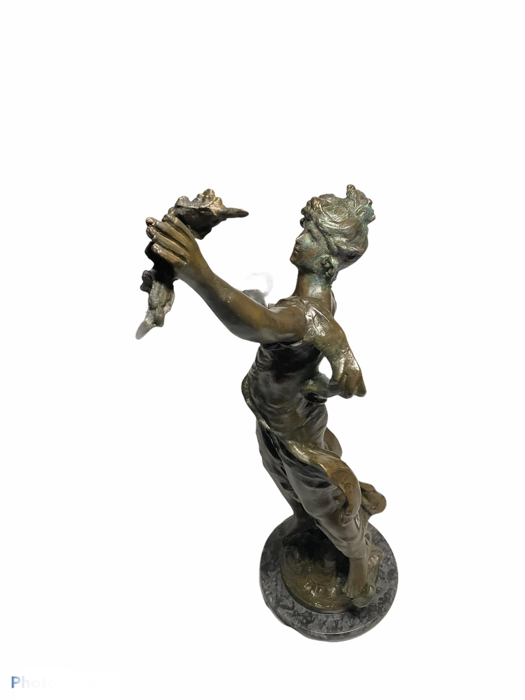 Rare sculpture en bronze patiné L & F. Moreau d'une jeune fille en forme de triomphe en vente 2