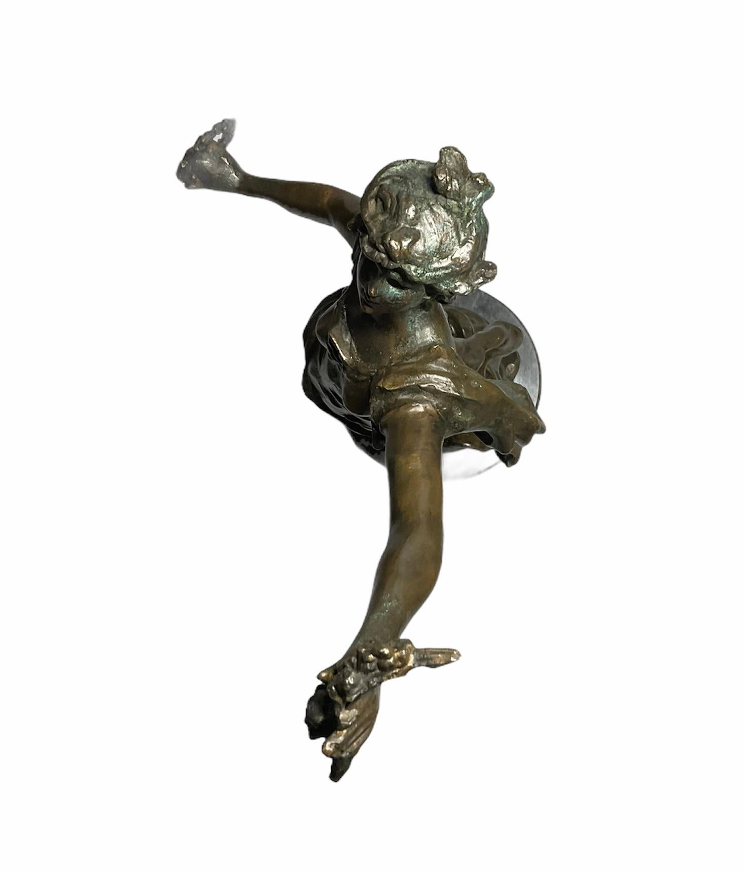Rare sculpture en bronze patiné L & F. Moreau d'une jeune fille en forme de triomphe en vente 3