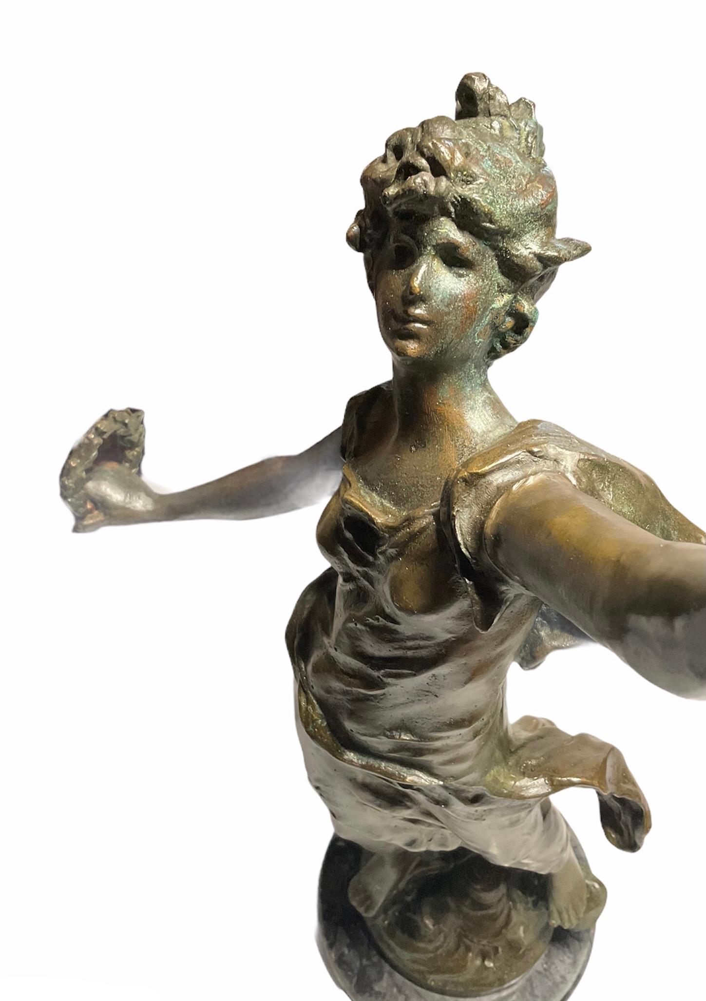 Rare sculpture en bronze patiné L & F. Moreau d'une jeune fille en forme de triomphe en vente 4