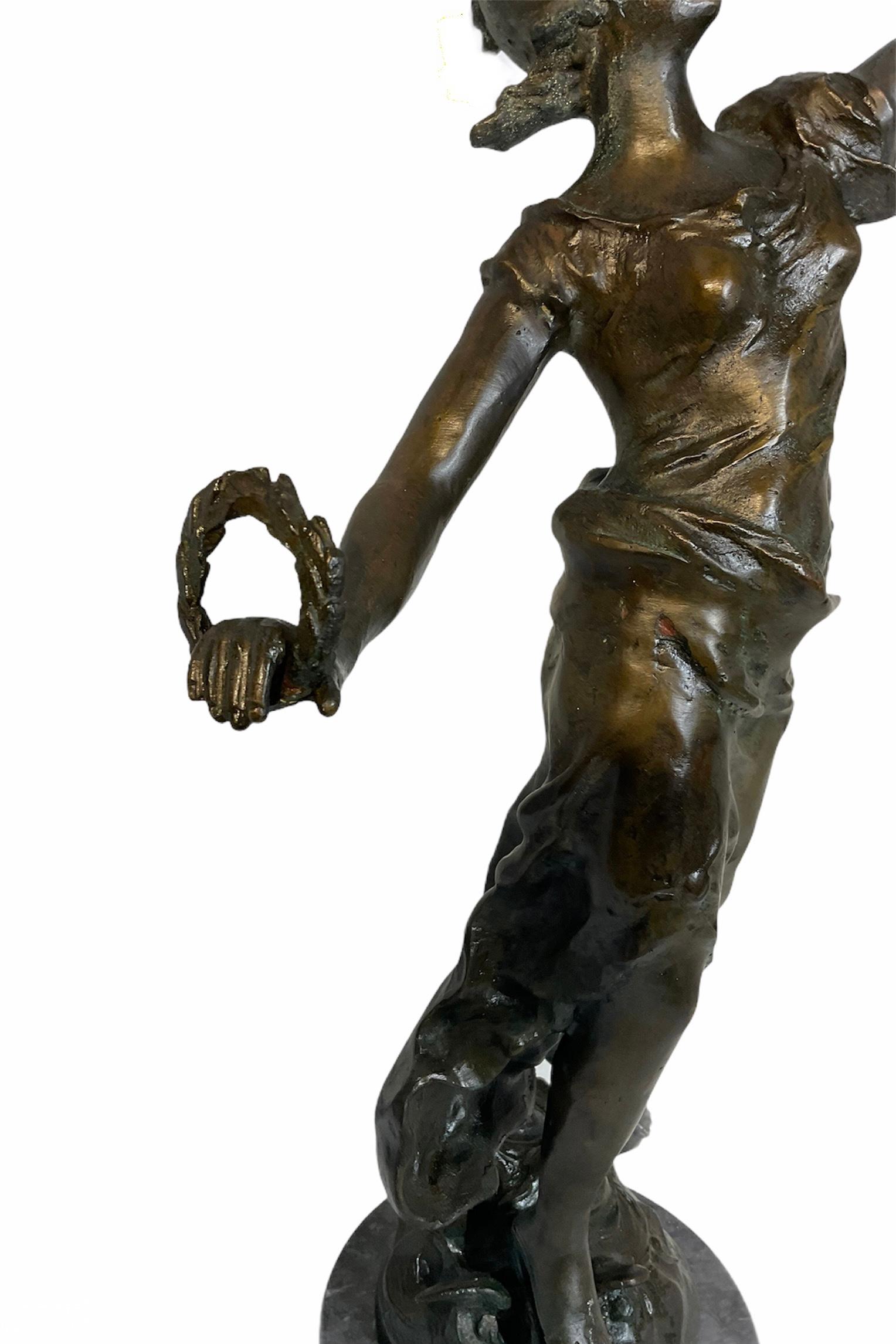 Néoclassique Rare sculpture en bronze patiné L & F. Moreau d'une jeune fille en forme de triomphe en vente