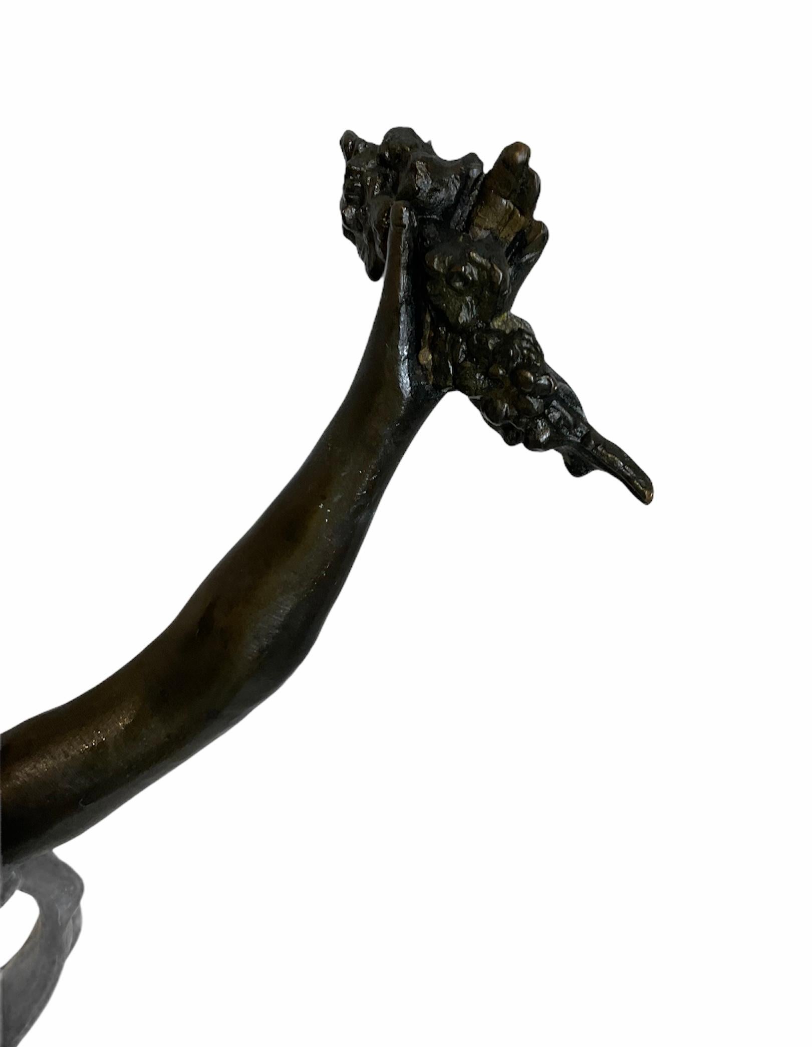 Patiné Rare sculpture en bronze patiné L & F. Moreau d'une jeune fille en forme de triomphe en vente