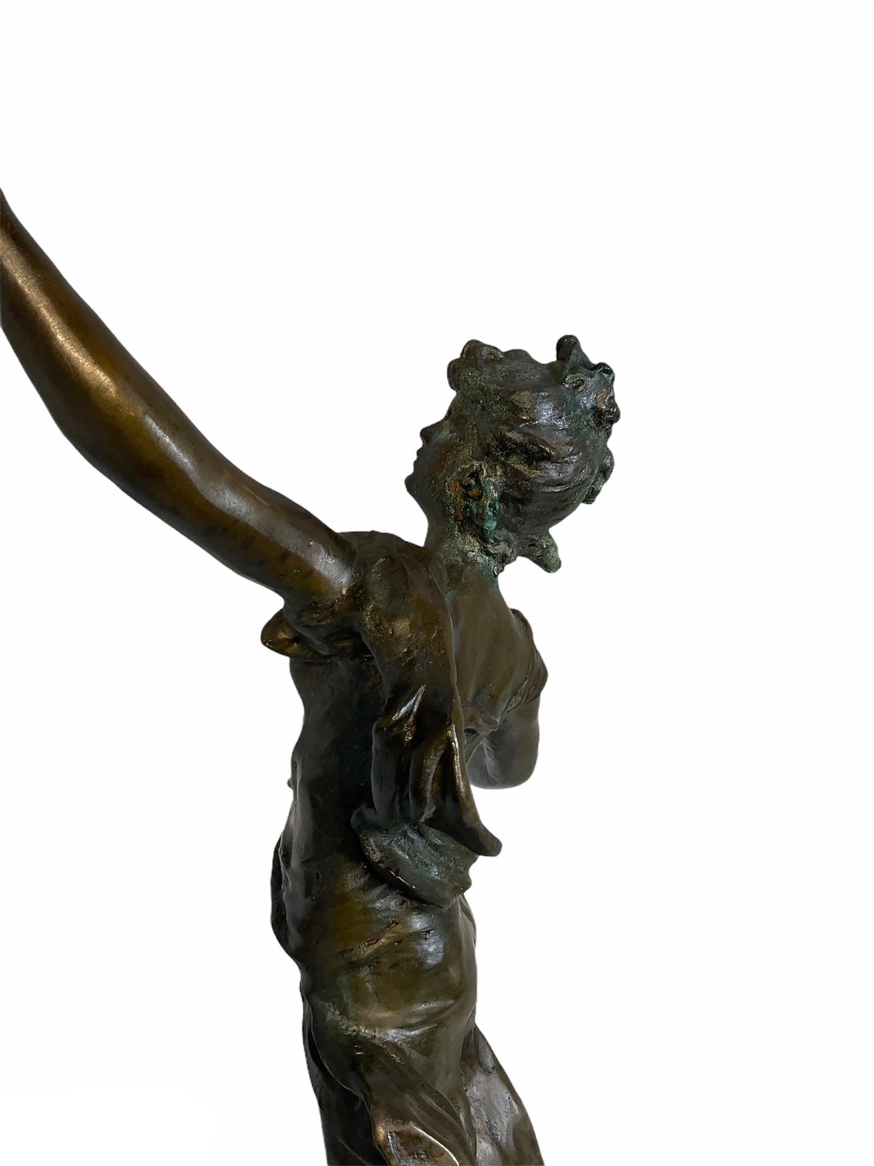 Rare sculpture en bronze patiné L & F. Moreau d'une jeune fille en forme de triomphe Bon état - En vente à Guaynabo, PR
