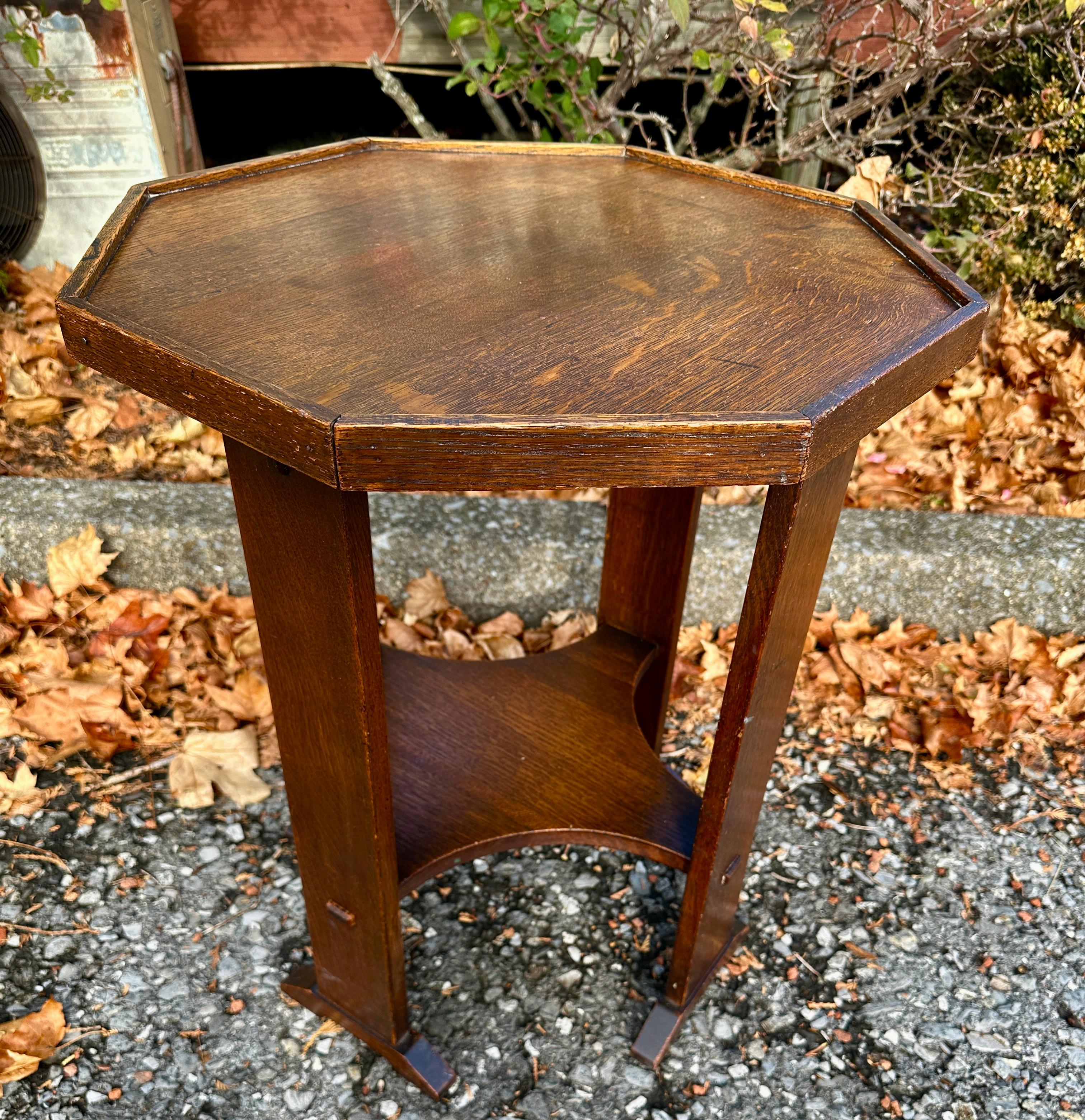 Américain Antiquities- L & JG Stickley-Small Table - avec pieds à chaussures modèle 515 circa 1910 W8123 en vente