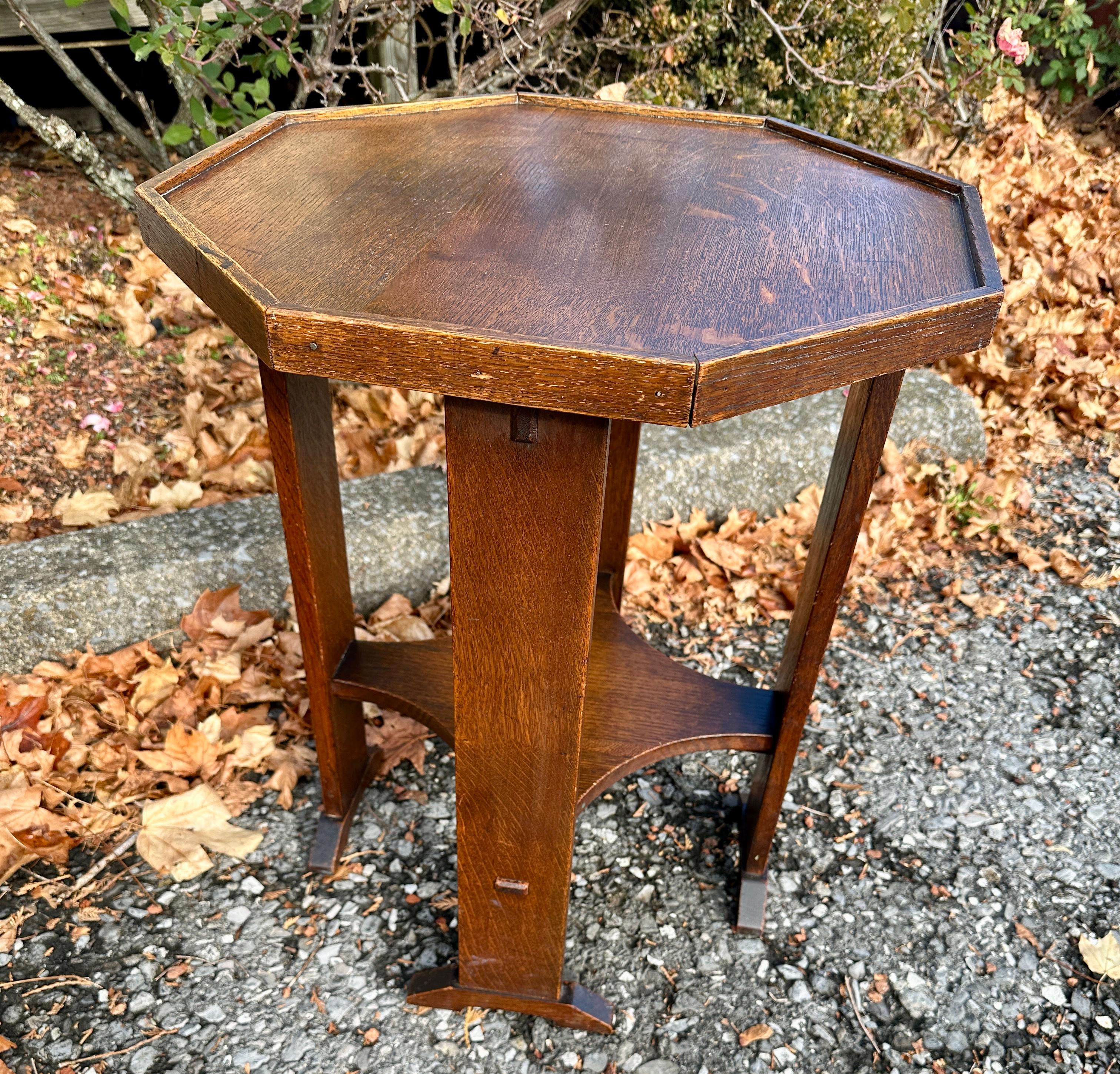 Antiquities- L & JG Stickley-Small Table - avec pieds à chaussures modèle 515 circa 1910 W8123 Bon état - En vente à Shamokin Dam, PA