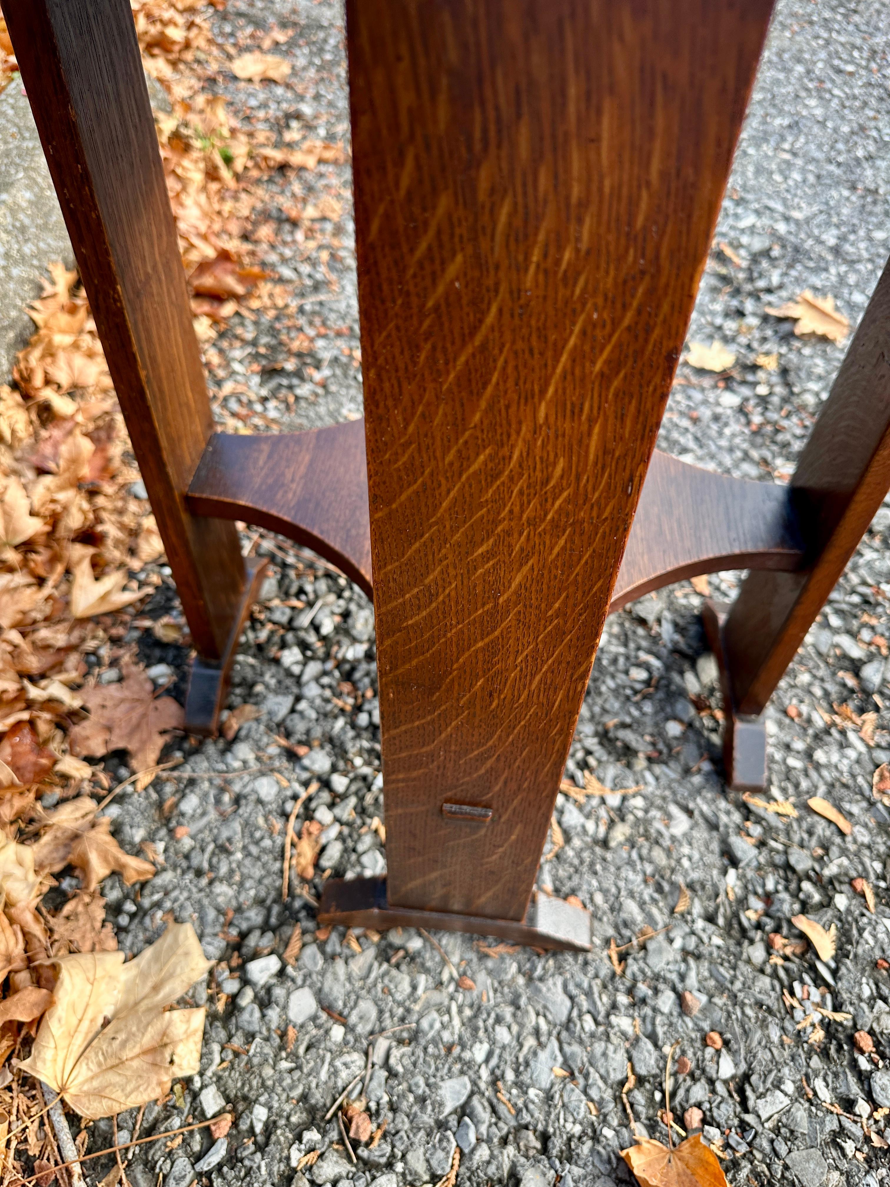 Chêne Antiquities- L & JG Stickley-Small Table - avec pieds à chaussures modèle 515 circa 1910 W8123 en vente