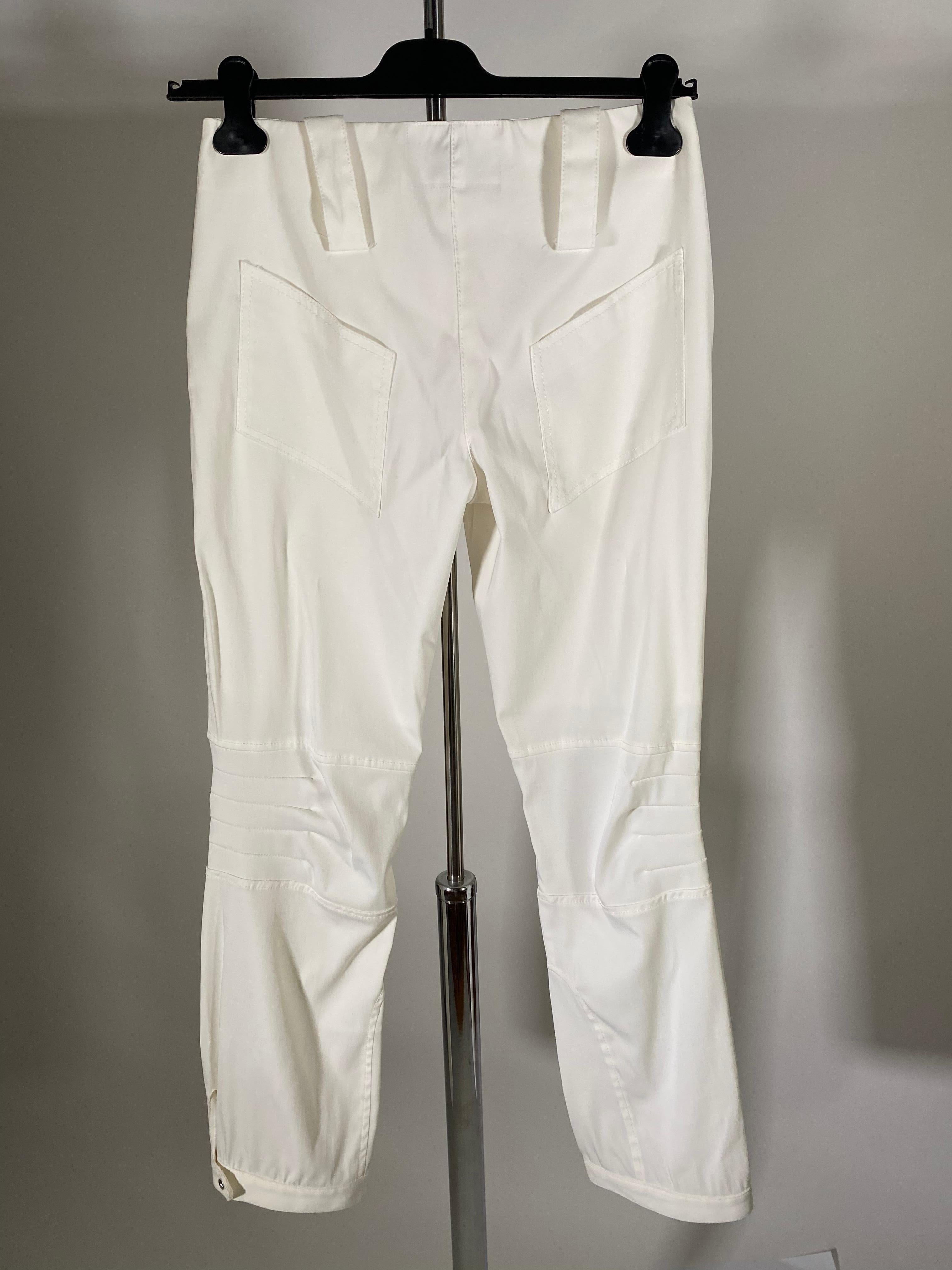 Vintage Thierry Mugler white pants
New with tags
Approximate measurements 
Waist 30”
Length 39”
Final sale