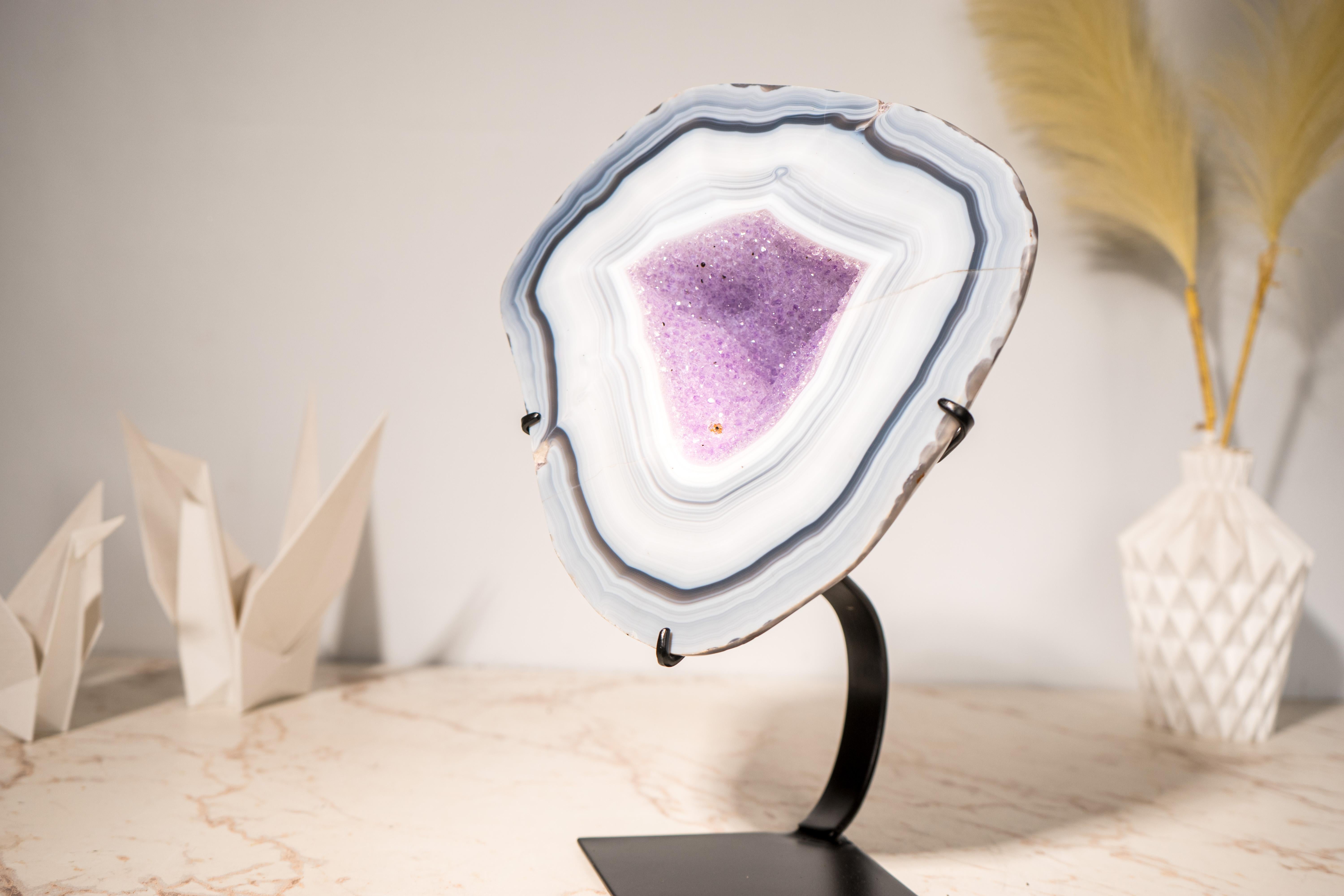 Spettacolare geode di agata lace con colori e formazioni rare: Un'opera d'arte naturale a forma di geode

▫️ Descrizione

Capolavoro della geologia naturale, questo splendido geode vanta uno squisito gioco di lacci viola, blu e bianchi che