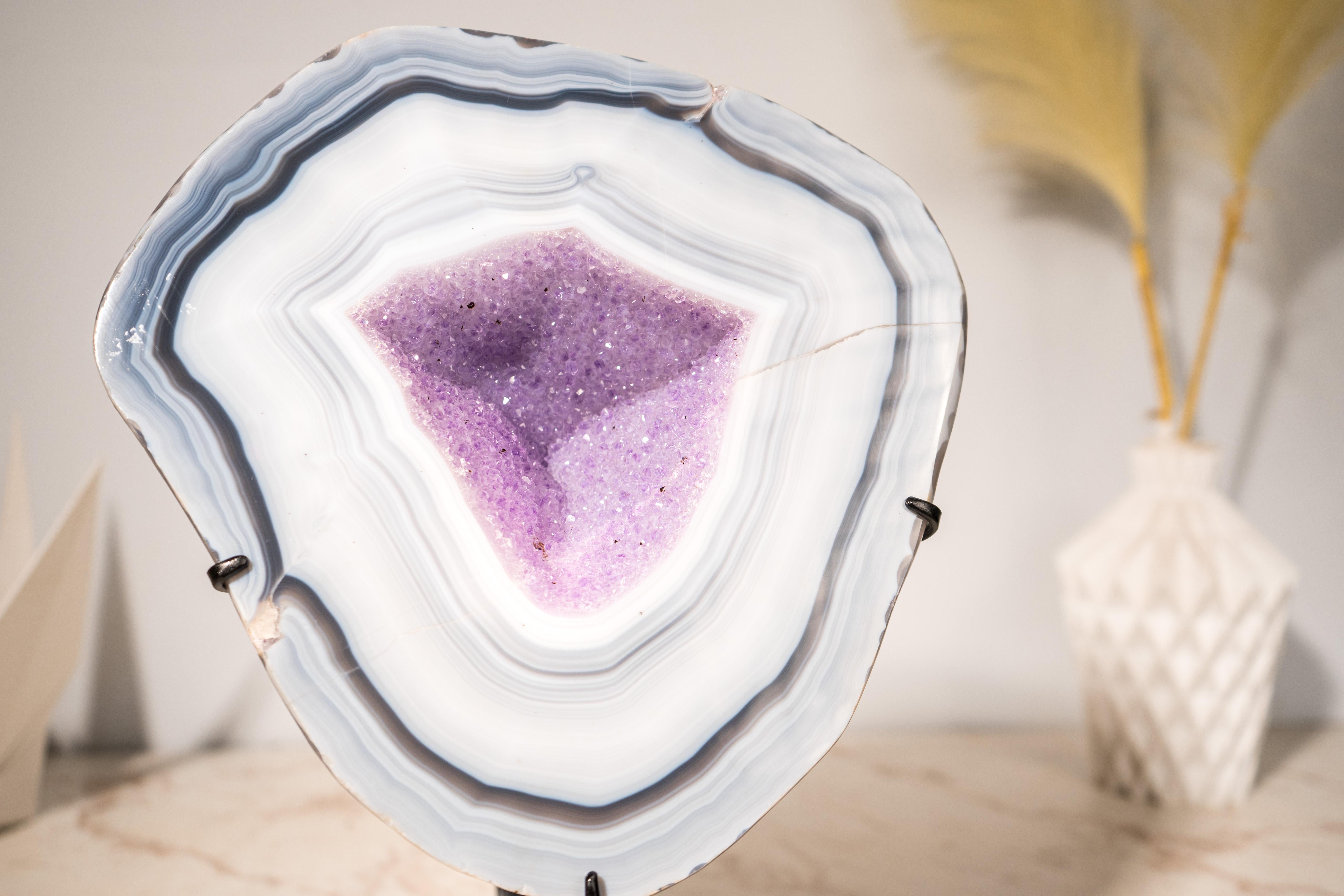 Brasiliano Raro geode di agata lace su supporto in vendita