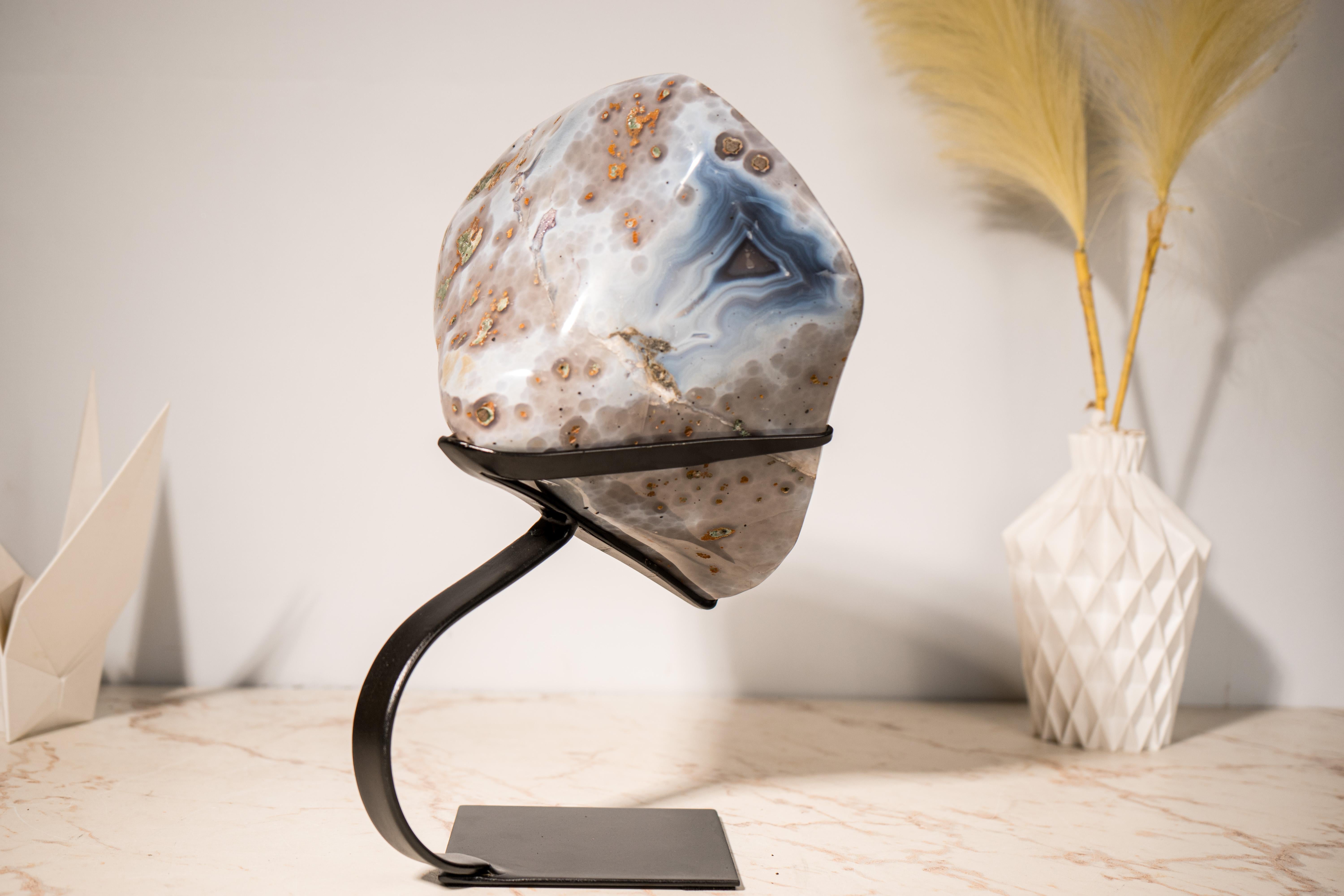 Cristallo Raro geode di agata lace su supporto in vendita