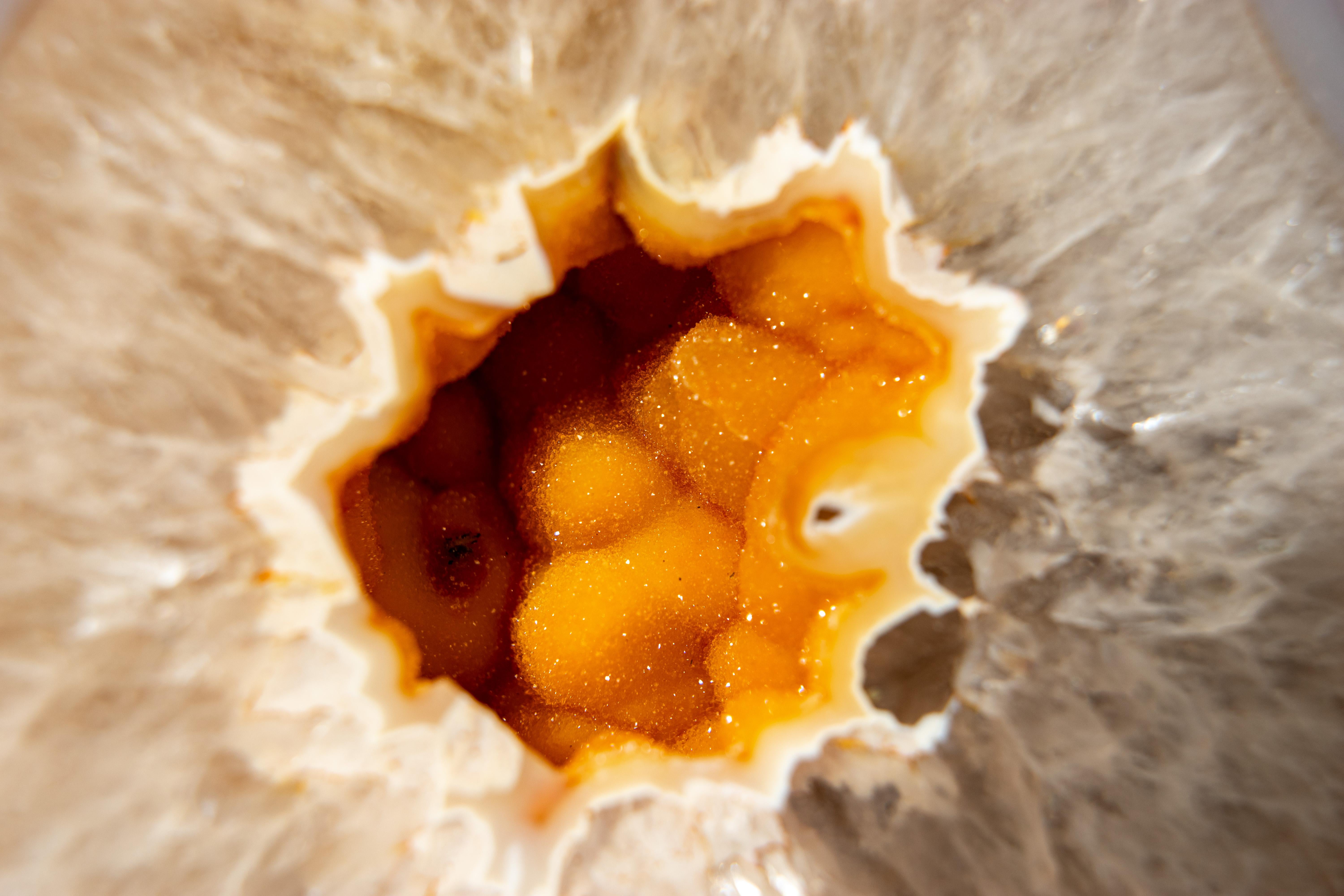 XXI secolo e contemporaneo Raro geode di agata con druzy giallo naturale Galaxy in vendita