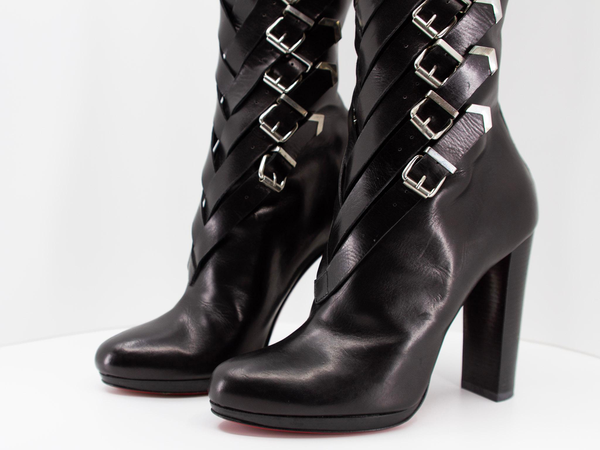 CHRISTIAN LOUBOUTIN Black Leather Knee High Buckle Platform Boots

100% Authentic

37 IT
 black and silver

leather and metal Leather lining Padded Insole

Almond toe Self-covered heel 4 1/4