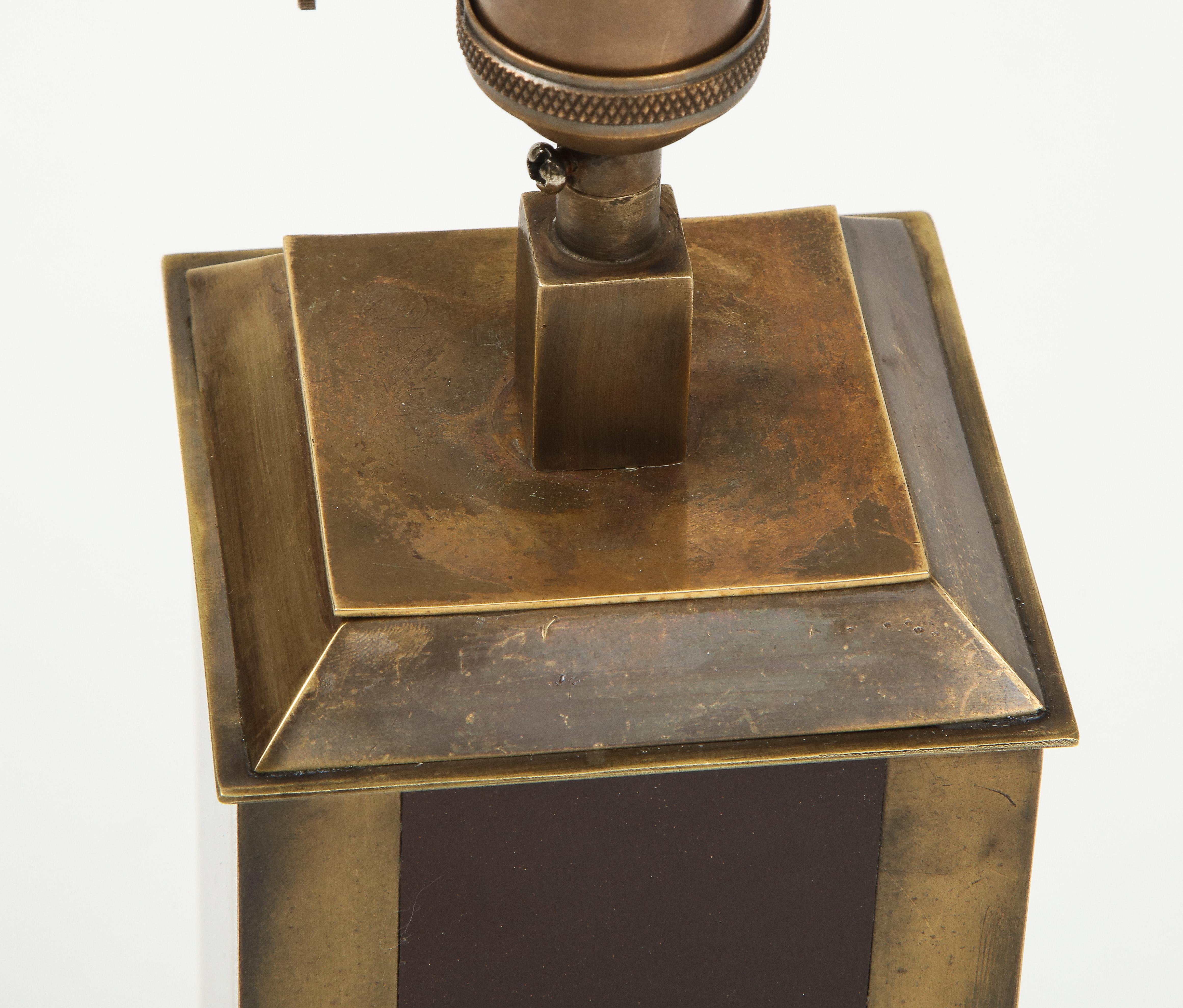 Seltene Tischlampe von Guy Lefevre
laque d'ambre-Laminatplatten in einer Struktur aus patiniertem Messing
neue Steckdose und Verkabelung für die Verwendung in den USA
