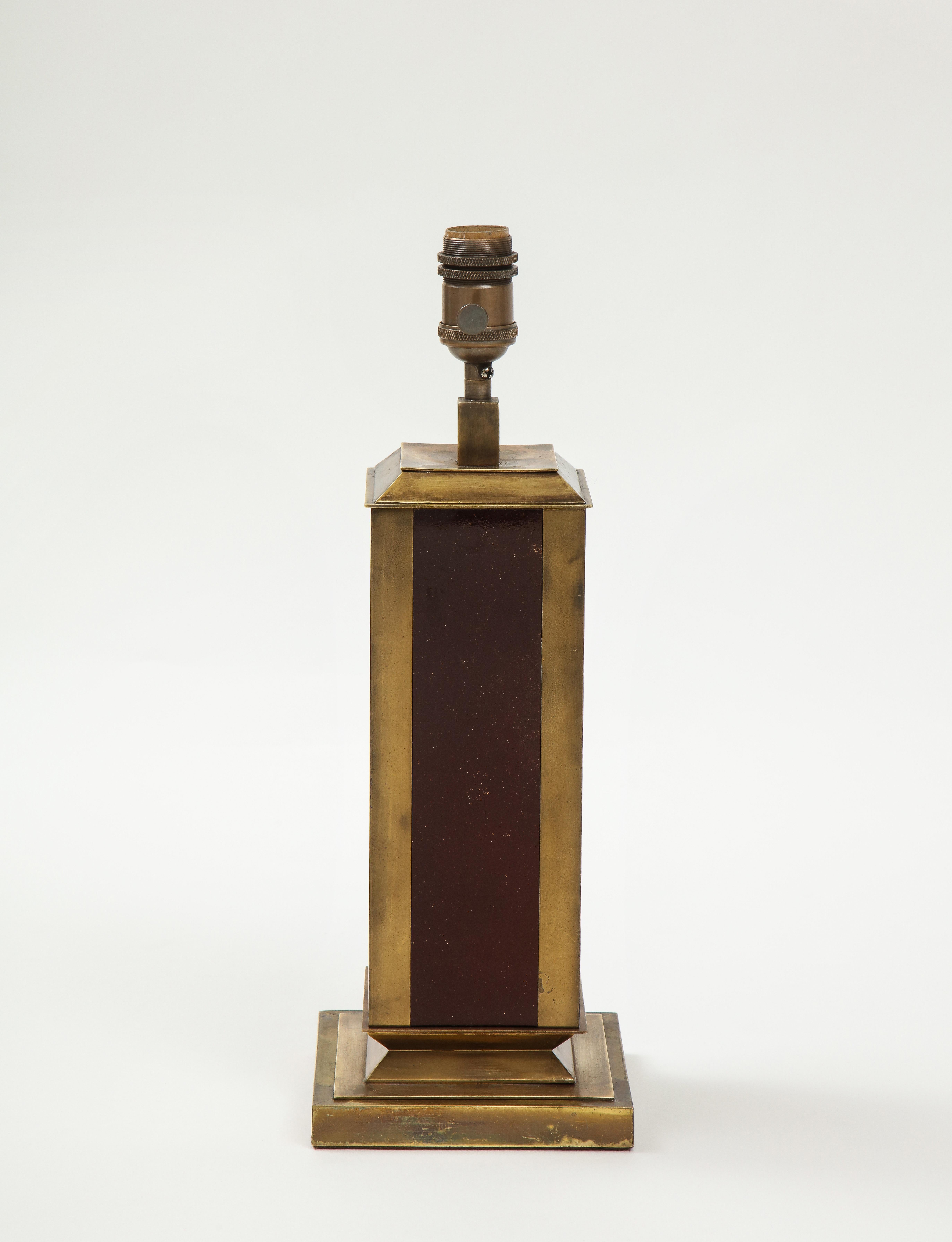 Seltene Tischlampe aus Laque d'ambre und patiniertem Messing von Guy Lefevre - Frankreich 1970er Jahre (Französisch) im Angebot